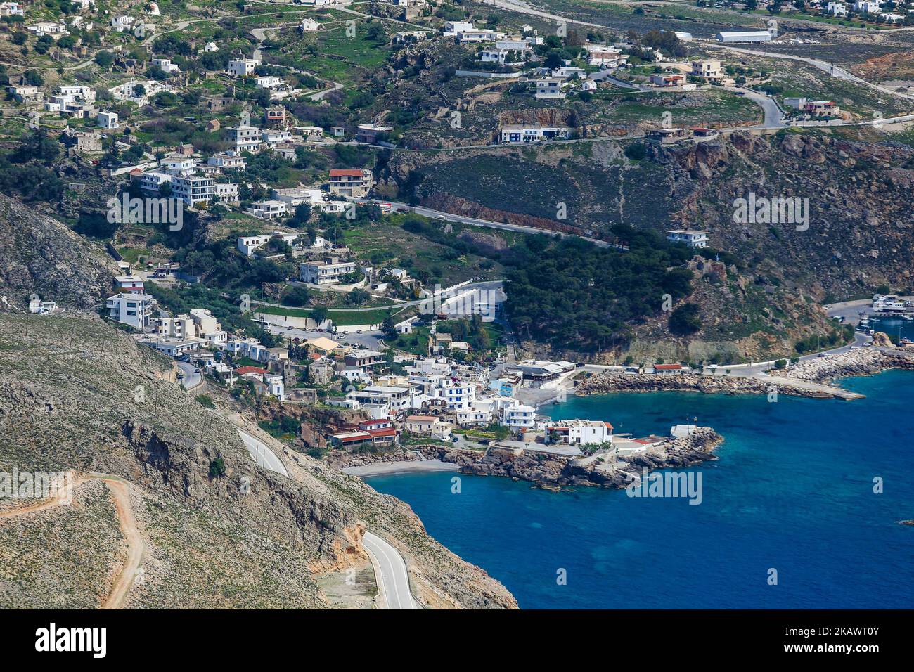 Das kleine traditionelle Dorf Chora Sfakion, Sfakia, Chania, südlicher Teil der Insel Kreta, Griechenland. Das kleine traditionelle Dorf Chora Sfakion, Region Sfakia, Chania, südlicher Teil der Insel Kreta, Griechenland. Sfakia ist eine bergige Gegend im Südwesten der Insel Kreta, die zur regionalen Einheit von Chania gehört. Die Dörfer dort sind vor allem im Zweiten Weltkrieg für ihren Widerstand gegen ausländische Besatzung bekannt Heute ist es ein großes touristisches Dorf, mit kristallklarem Wasser Strände und raue bergige Landschaft. (Foto von Nicolas Economou/NurPhoto) Stockfoto