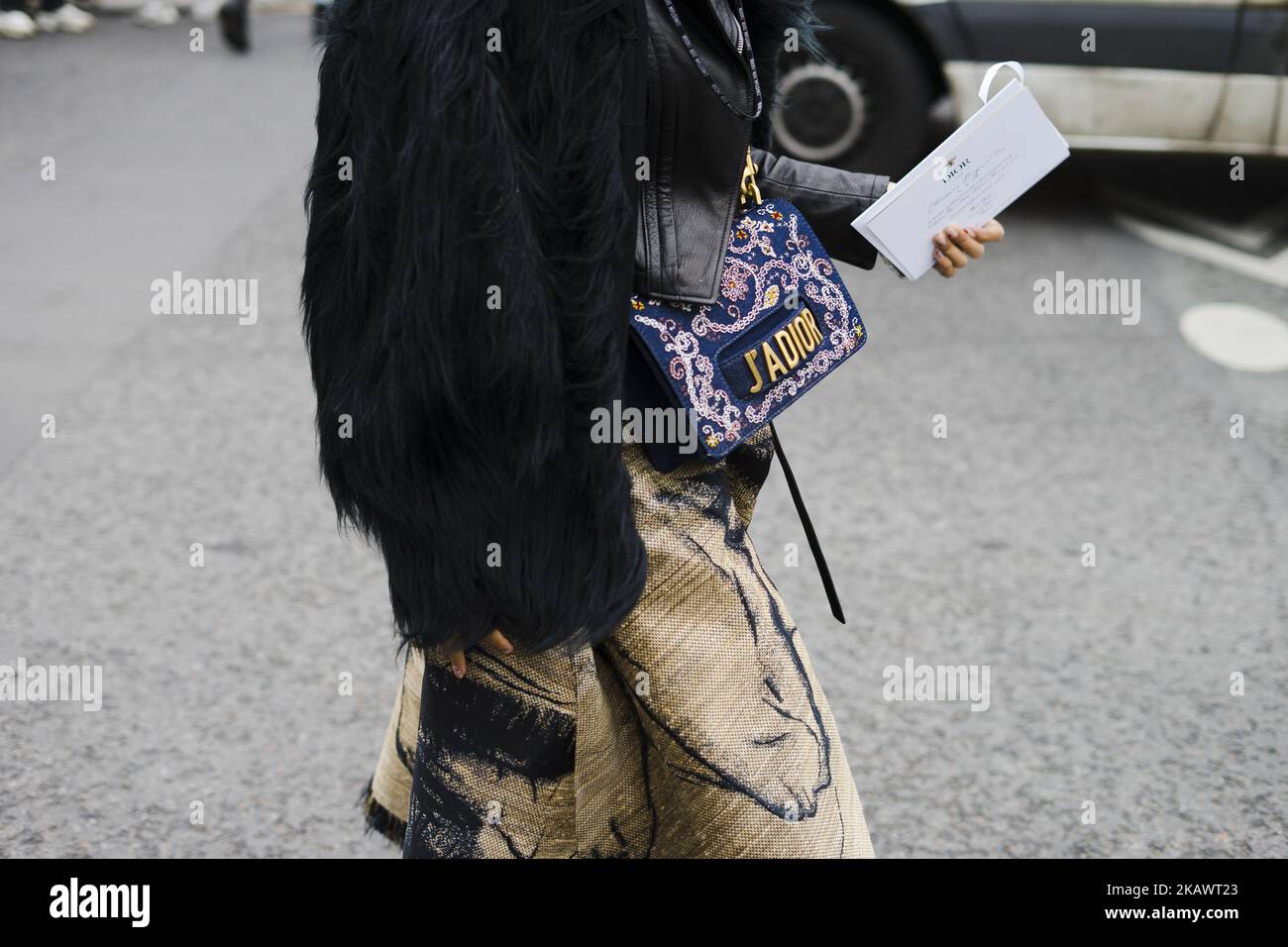 Eine Dior Tasche (Detail), außerhalb von Dior, während der Paris Fashion Week Womenswear Herbst/Winter 2018/2019, am 27. Februar 2018 in Paris, Frankreich. (Foto von Nataliya Petrova/NurPhoto) Stockfoto