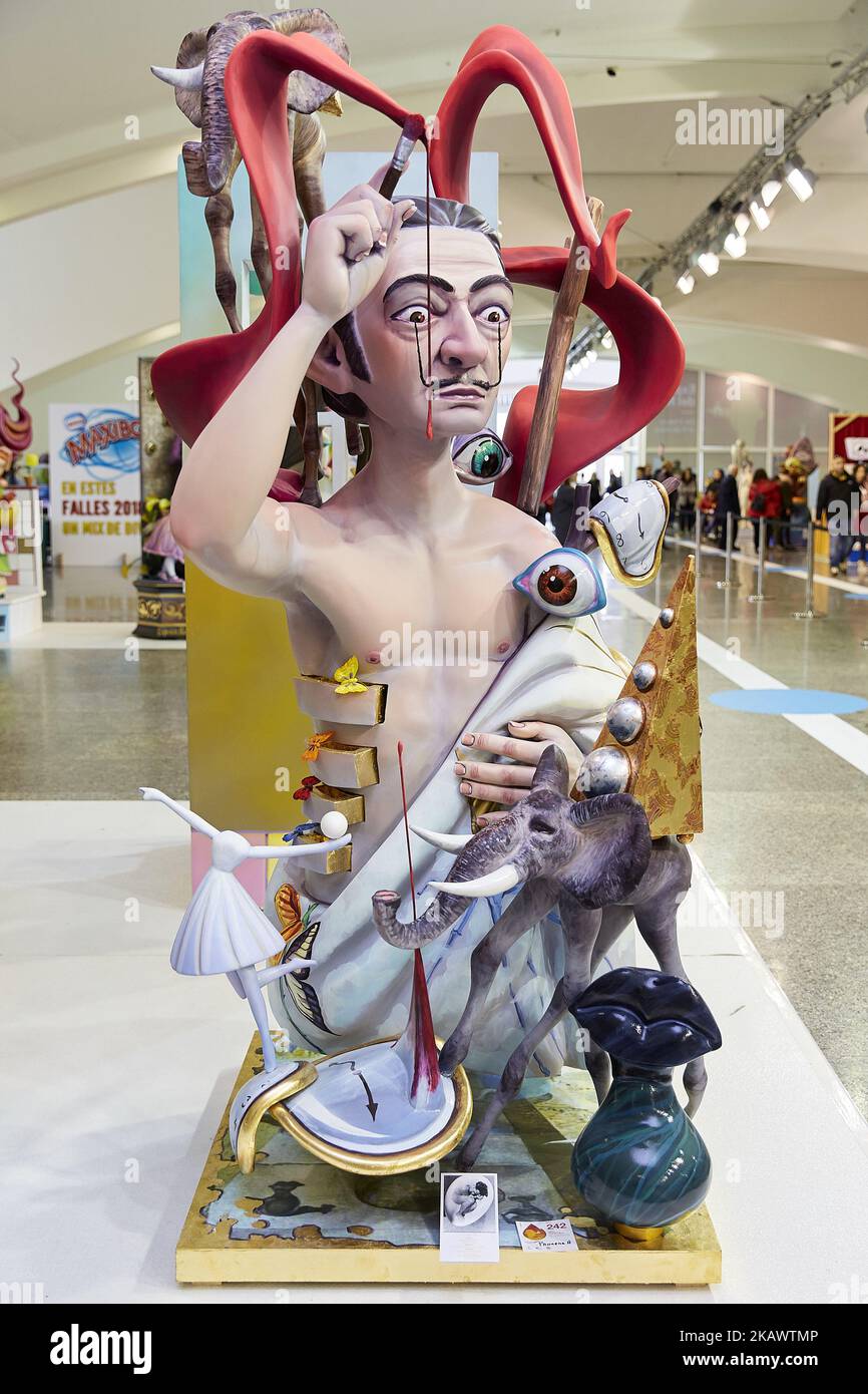 Während der Ninot-Ausstellung im Vorfeld des Las Fallas Festivals im Museo de Las Ciencias Principe Felipe am 1. März 2018 in Valencia, Spanien, wird eine „ninot“ (Marionette) mit dem spanischen Künstler Salvador Dali gezeigt. Die Fallas ist Valencias internationalstes Festival, das vom 15. März bis 19. März läuft und die Ankunft des Frühlings mit Feuerwerk, Fiestas und Lagerfeuer von großen Marionetten namens Ninots feiert. In den Monaten vor diesem einzigartigen Fest wird viel Arbeit und Hingabe in die Vorbereitung der monumentalen und ephemeren Pappfiguren gesteckt, die von den Flammen verzehrt werden. Stockfoto