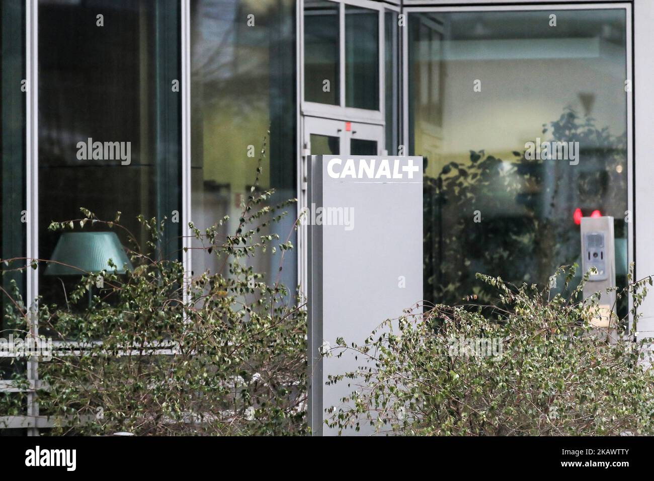 Ein Bild, das am 2.. März 2018 in Issy-les-Moulineaux, einem benachbarten Vorort von Paris, aufgenommen wurde, zeigt eine Ansicht der französischen Fernsehgruppe Canal Plus (Groupe Canal Plus, Groupe Canal+). TF1 betreibt auch einige Nischenkanäle und besitzt den gesamteuropäischen Sportkanal Eurosport und den Nachrichtenkanal LCI. Die Richtung von Canal+ stoppte die Verteilung der freien Kanäle der Gruppe TF1 am Donnerstag, den 1.. März, weil es nicht möglich war, ein Handelsabkommen mit der Gruppe zu schließen. (Foto von Michel Stoupak/NurPhoto) Stockfoto