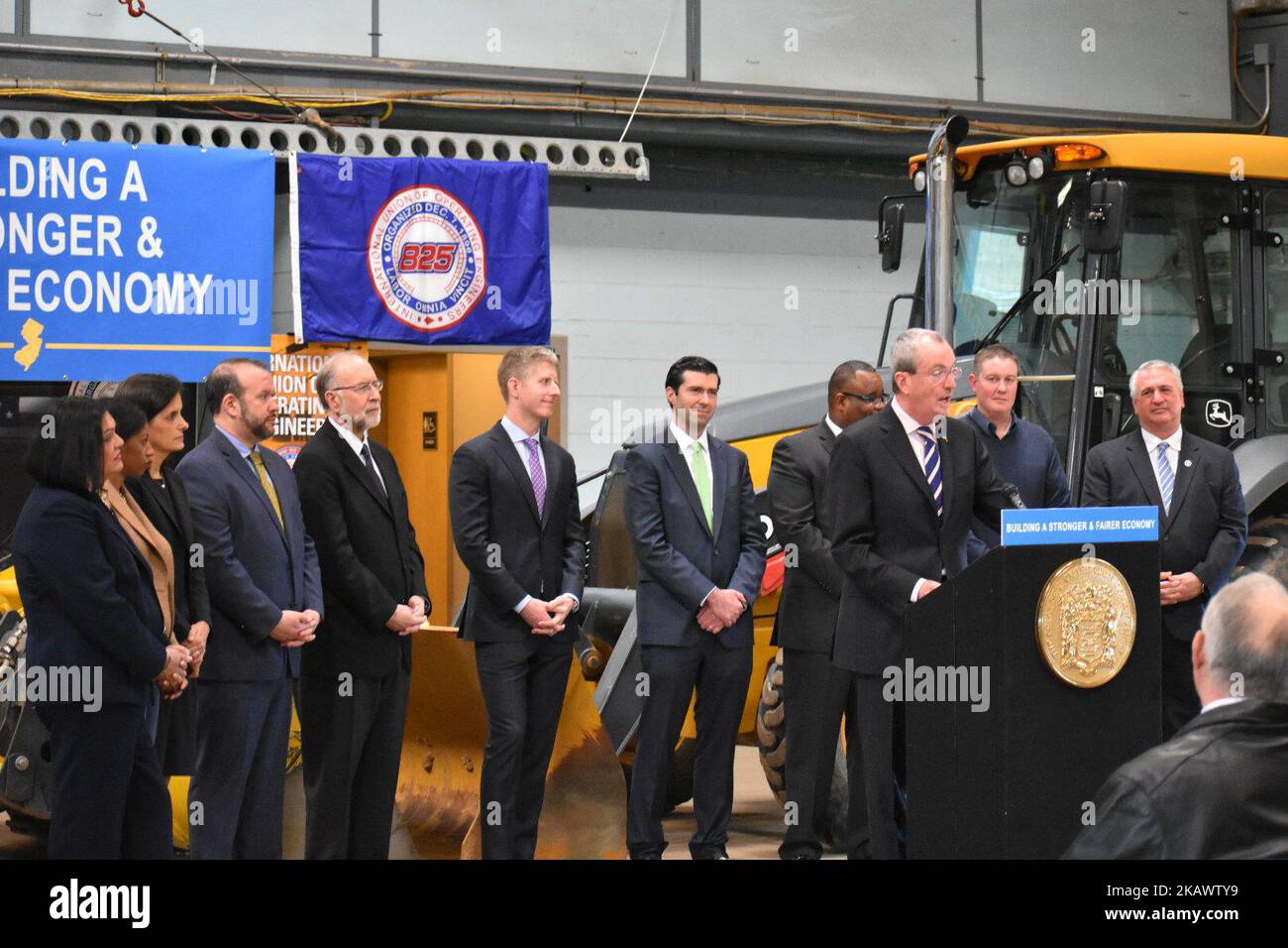 Der Gouverneur von New Jersey, Phil Murphy, unterzeichnet am 27. Februar 2018 im IUOE Local 825 Training Center in Dayton, NJ, einen Executive Order zur Schaffung des Rates für Arbeitsplätze und wirtschaftliche Chancen (Foto: Kyle Mazza/NurPhoto) Stockfoto