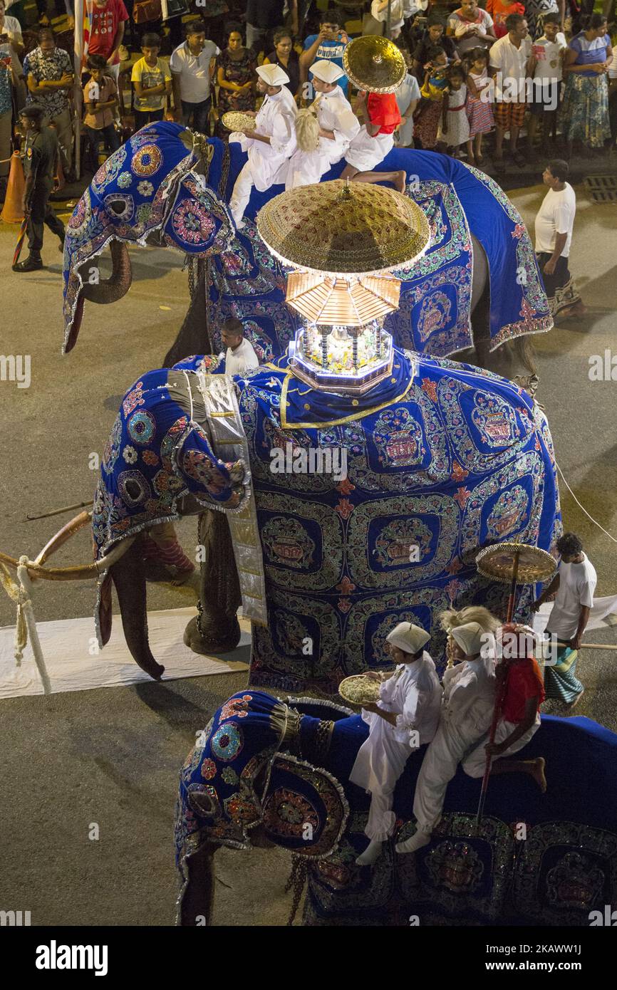 Die heilige buddhistische Reliquienschatulle wird von einem Elefanten durchgeführt, der von traditionell gekleideten Künstlern Sri Lankas während der Navam perahera, dem jährlichen Kulturfest am Gangaramaya-Tempel, Colombo, Sri Lanka, am Donnerstag, dem 01.. März 2018, geführt wird. Die jährliche Gangaramaya Navam Perahera begann im Jahr 1970s, einer Periode allgemeiner nationaler Auseinandersetzungen in Sri Lanka. Es wird angenommen, dass ein solcher Umzug Erleichterung bringen und Viel Glück. bringen würde (Foto von Tharaka Basnayaka/NurPhoto) Stockfoto