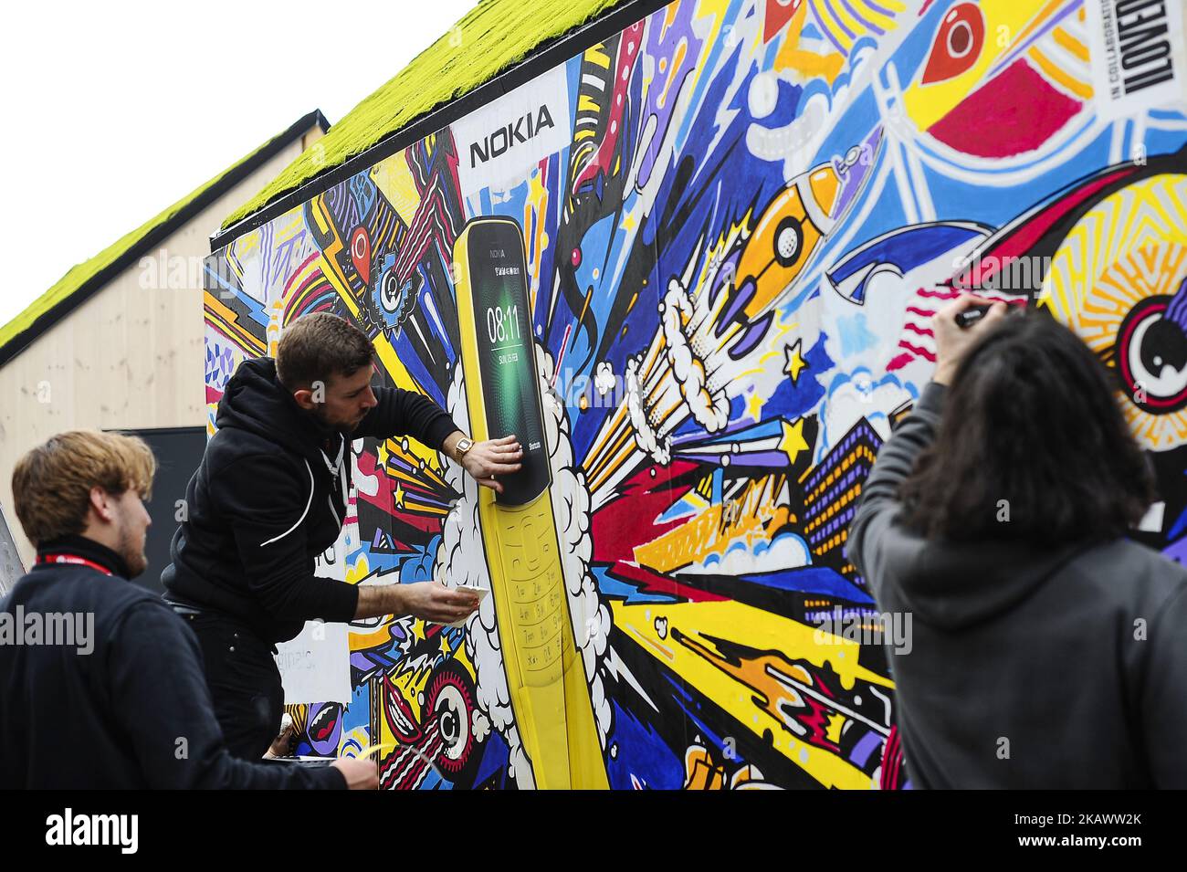 Mitarbeiter von Nokia, die am 1. März 2018 in Barcelona, Spanien, am Mobile World Congress Day 4 eine Wand mit dem neuen Nokia 8110 bemalt haben. (Foto von Joan Cros/NurPhoto) Stockfoto