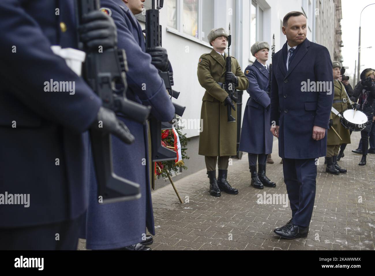 Der polnische Präsident Andrzej Duda trifft am 1. März 2018 in Warschau, Polen, am ehemaligen Hauptquartier des sowjetischen Innenministeriums ein. In den ehemaligen Büros auf der Strzelecka 8 folterte der NKWD polnische Staatsbürger, die während des Zweiten Weltkriegs gegen die Kommunisten kämpften. (Foto von Jaap Arriens/NurPhoto) Stockfoto