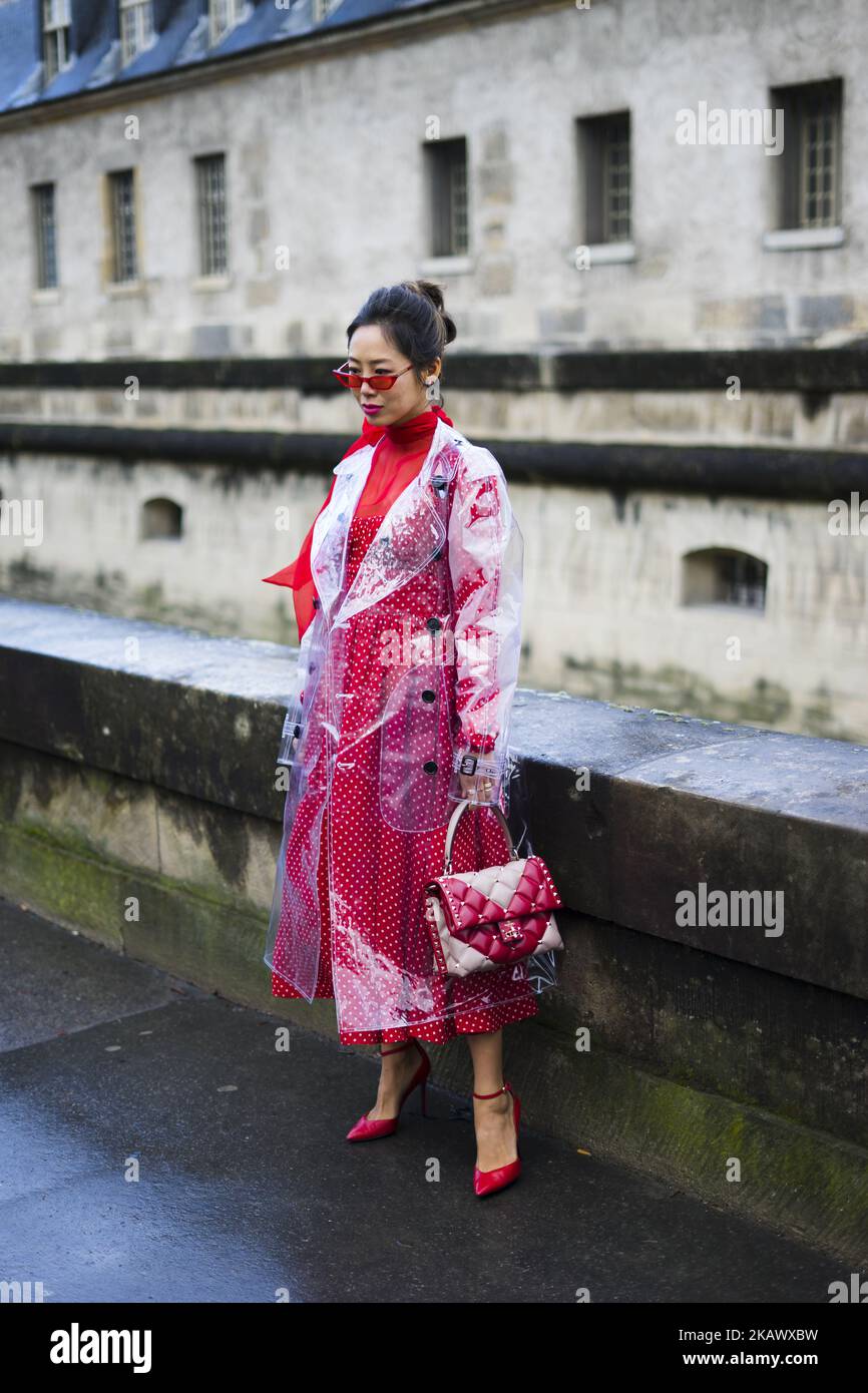 Aimee Song posiert im Burberry-Trenchcoat und im Valentino-Kleid mit Tasche nach der Valentino-Show im Les Invalides während der Paris Fashion Week Womenswear FW 18/19 am 4. März 2018 in Paris, Frankreich. (Foto von Nataliya Petrova/NurPhoto) Stockfoto
