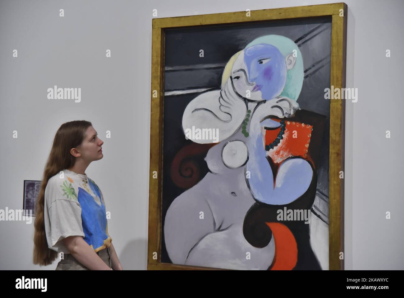 Mitarbeiter posieren während einer Presseinterpremiere von ‘The EY Exhibition: Picasso 1932 – Love, Fame, Tragedy’ in der Tate Modern, London, am 6. März 2018. Es ist die erste Einzelausstellung von Pablo Picasso in der Tate Modern. Es besteht aus mehr als 100 Gemälden, Skulpturen und Zeichnungen, gemischt mit Familienfotos und seltenen Einblicken in sein persönliches Leben. Drei seiner außergewöhnlichen Gemälde mit seiner Geliebten Marie-Thérèse Walter werden erstmals seit ihrer Entstehung über einen Zeitraum von nur fünf Tagen im März 1932 zusammen gezeigt. (Foto von Alberto Pezzali/NurPhoto) Stockfoto