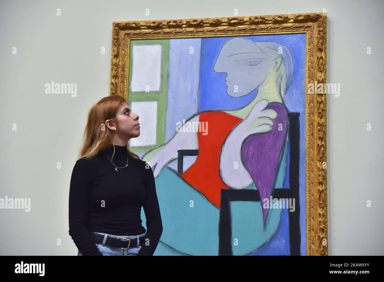 Mitarbeiter posieren während einer Presseinterpremiere von ‘The EY Exhibition: Picasso 1932 – Love, Fame, Tragedy’ in der Tate Modern, London, am 6. März 2018. Es ist die erste Einzelausstellung von Pablo Picasso in der Tate Modern. Es besteht aus mehr als 100 Gemälden, Skulpturen und Zeichnungen, gemischt mit Familienfotos und seltenen Einblicken in sein persönliches Leben. Drei seiner außergewöhnlichen Gemälde mit seiner Geliebten Marie-Thérèse Walter werden erstmals seit ihrer Entstehung über einen Zeitraum von nur fünf Tagen im März 1932 zusammen gezeigt. (Foto von Alberto Pezzali/NurPhoto) Stockfoto