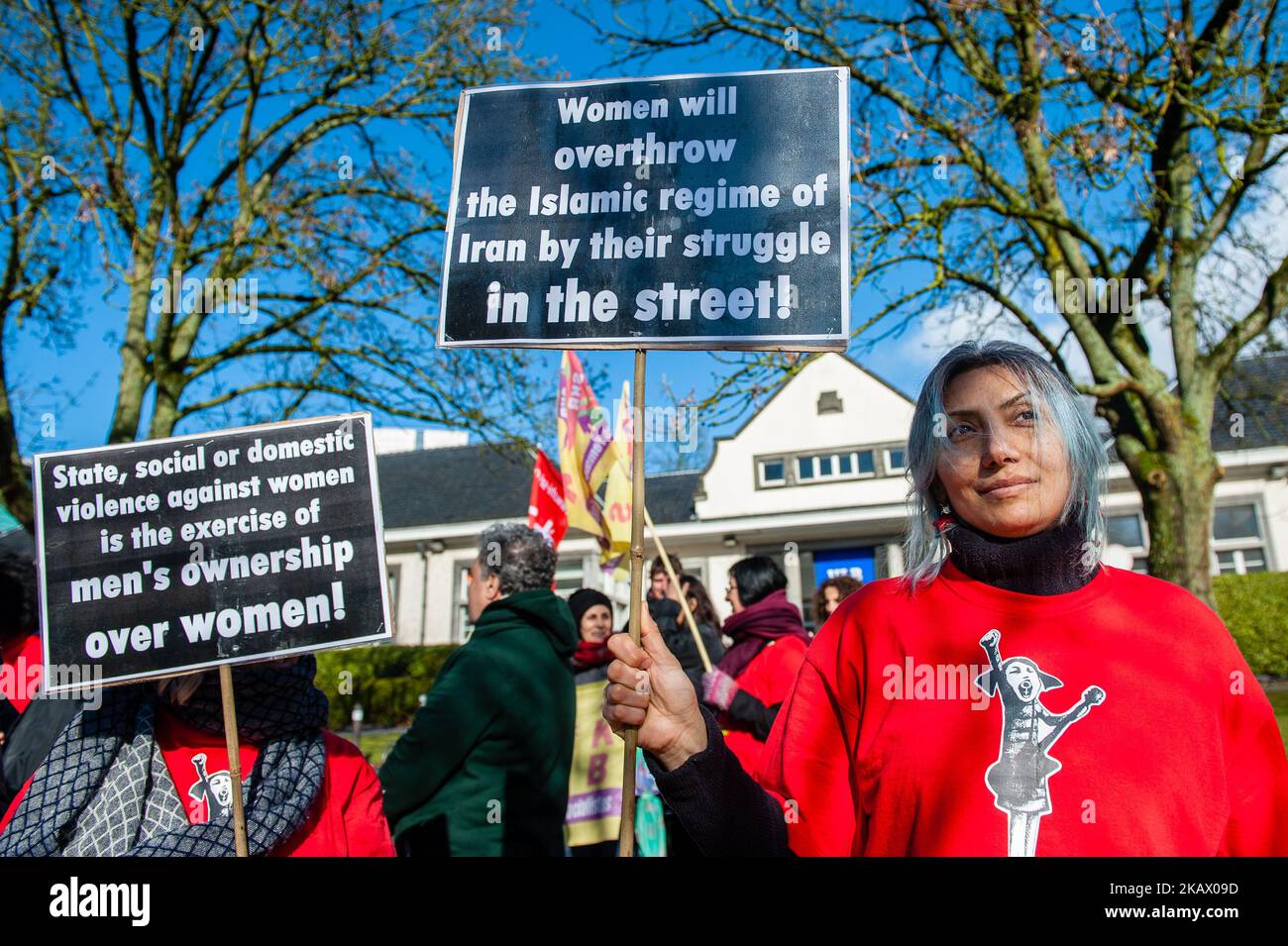 März 8., Brüssel. Eine Gruppe iranischer Frauen traf sich am Frauentag vor der iranischen Botschaft in Brüssel. Unterstützen Sie die Kämpfe der Frauen gegen das obligatorische Hijab im Iran, das ist es, was sie verlangen. In all diesen Jahren haben Frauen, insbesondere junge Frauen, in verschiedenen Formen freiwillig, Einzeln und kollektiv, wissentlich oder spontan, haben in diesem ungleichen und einseitigen Krieg gegen die obligatorische Hijab und andere Formen der Unterdrückung und der weit verbreiteten Gewalt gegen Frauen gekämpft. (Foto von Romy Arroyo Fernandez/NurPhoto) Stockfoto