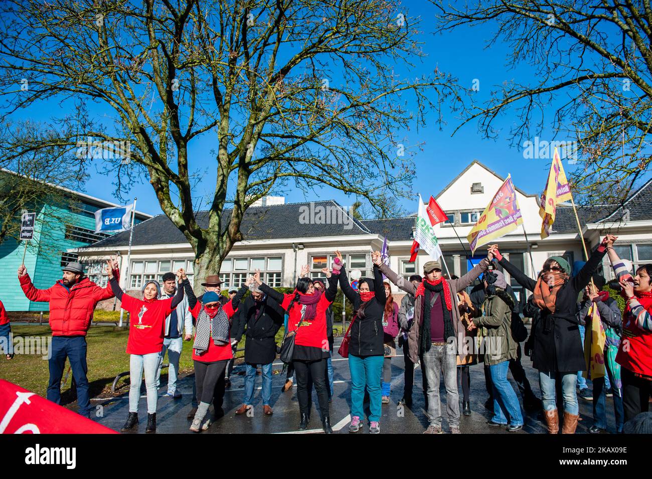 März 8., Brüssel. Eine Gruppe iranischer Frauen traf sich am Frauentag vor der iranischen Botschaft in Brüssel. Unterstützen Sie die Kämpfe der Frauen gegen das obligatorische Hijab im Iran, das ist es, was sie verlangen. In all diesen Jahren haben Frauen, insbesondere junge Frauen, in verschiedenen Formen freiwillig, Einzeln und kollektiv, wissentlich oder spontan, haben in diesem ungleichen und einseitigen Krieg gegen die obligatorische Hijab und andere Formen der Unterdrückung und der weit verbreiteten Gewalt gegen Frauen gekämpft. (Foto von Romy Arroyo Fernandez/NurPhoto) Stockfoto