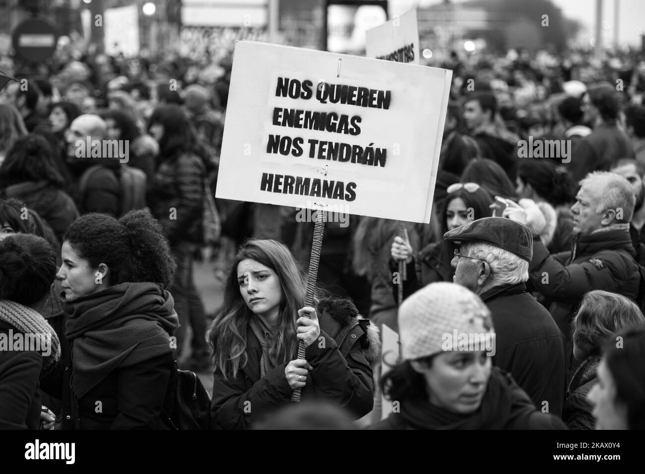 Frauen riefen während des Internationalen Frauentags in Madrid am 8.. März 2018 wütende Parolen. Frauen fordern gleiche Arbeitsrechte und ein Ende der Gewalt gegen Frauen in der spanischen Gesellschaft. Spanien feiert heute den Internationalen Frauentag mit einem beispiellosen Generalstreik zur Verteidigung ihrer Rechte, bei dem Hunderte von Zügen abgesagt und unzählige Proteste während des Tages geplant werden. (Foto von Isa Saiz/NurPhoto) Stockfoto