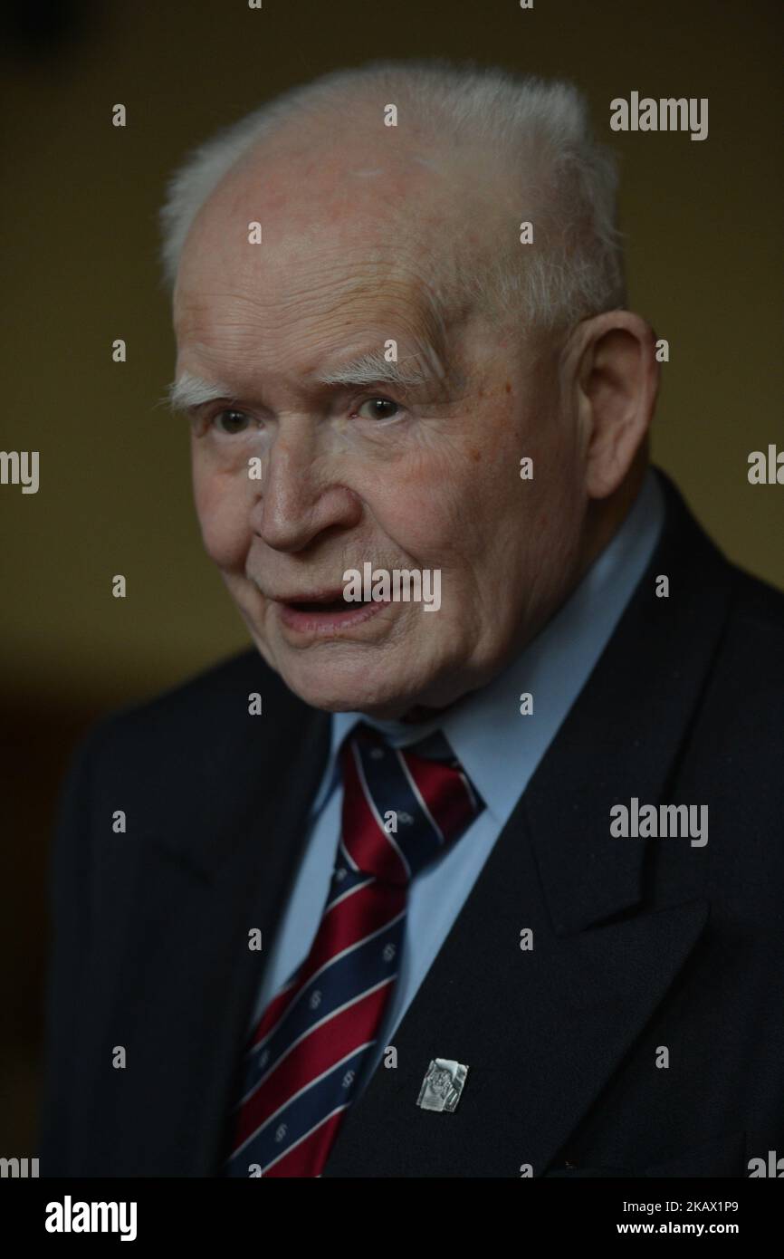 Professor Adam Strzembosz wurde der Preisträger der diesjährigen Ausgabe der Medaille „für bürgerliche Weisheit“, die von der Monatszeitschrift „Krakau“ während einer Zeremonie im Rathaus von Krakau verliehen wurde. Das Magazin ehrte Professor Strzembosz für einsichtige Kommentare zur Realität und die Verteidigung der würde und Unabhängigkeit des Richters. Am Montag, den 5. März 2018, in Krakau, Polen. (Foto von Artur Widak/NurPhoto) Stockfoto