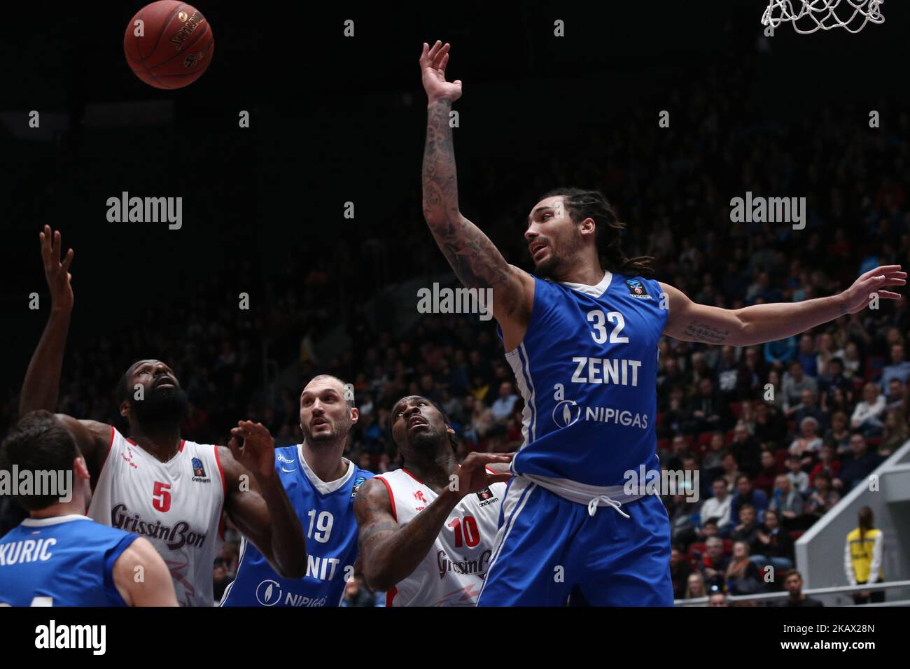 Julian Wright von Grissin Bon Reggio Emilia, Marko Simonovic von Zenit St. Petersburg, Jalen Reynolds von Grissin Bon Reggio Emilia, Drew Gordon von Zenit St. Petersburg (L-R) wetteiferte während des EuroCup Viertelfinals Runde 2 Basketballspiel zwischen Zenit St. Petersburg und Grissin Bon Reggio Emilia im Yubileyny Sports Palace in St. Petersburg, Russland, 09. März 2018 um den Ball. (Foto von Igor Russak/NurPhoto) Stockfoto
