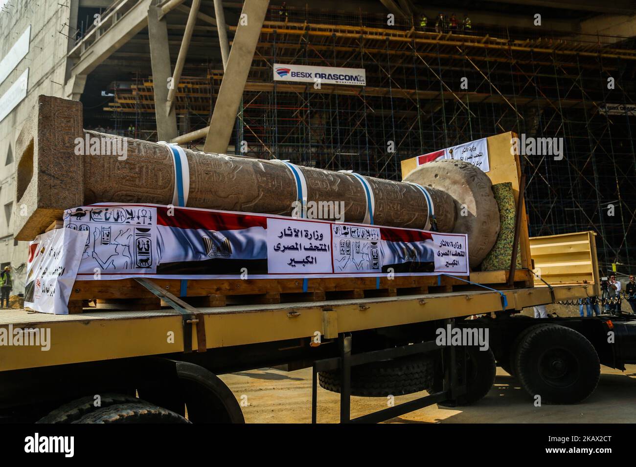 Die Säule des Königs Merneptah wird auf einen Lastwagen verladen, der in ihren permanenten Ausstellungsbereich im Atrium des Großen Ägyptischen Museums (GEM), in der Nähe der Pyramiden von Gizeh, Ägypten, gebracht wird, 10. März 2018. König Merneptah (13.. Jahrhundert v. Chr.) war der vierte Herrscher der Dynastie 19. des alten Ägypten und ein Sohn des Pharao Ramses II.. Die Säule wurde 1970 in einem Meneptah-Tempel an der archäologischen Stätte Matariya entdeckt, östlich des arabischen Al-Hesn-Gebiets. Es wiegt 17 Töne und ist 5,60meters groß. Im Jahr 2008 wurde es zur Zitadelle Salaheddin zur Erhaltung und Restaurierung als Wohngebiet in der Umgebung transportiert Stockfoto