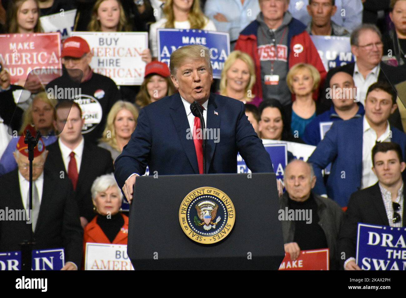 Präsident Donald J. Trump spricht bei einer „Make America Great Again“-Kundgebung bei Atlantic Aviation in Pittsburgh, Pennsylvania, am 10. März 2018 (Foto: Kyle Mazza/NurPhoto) Stockfoto