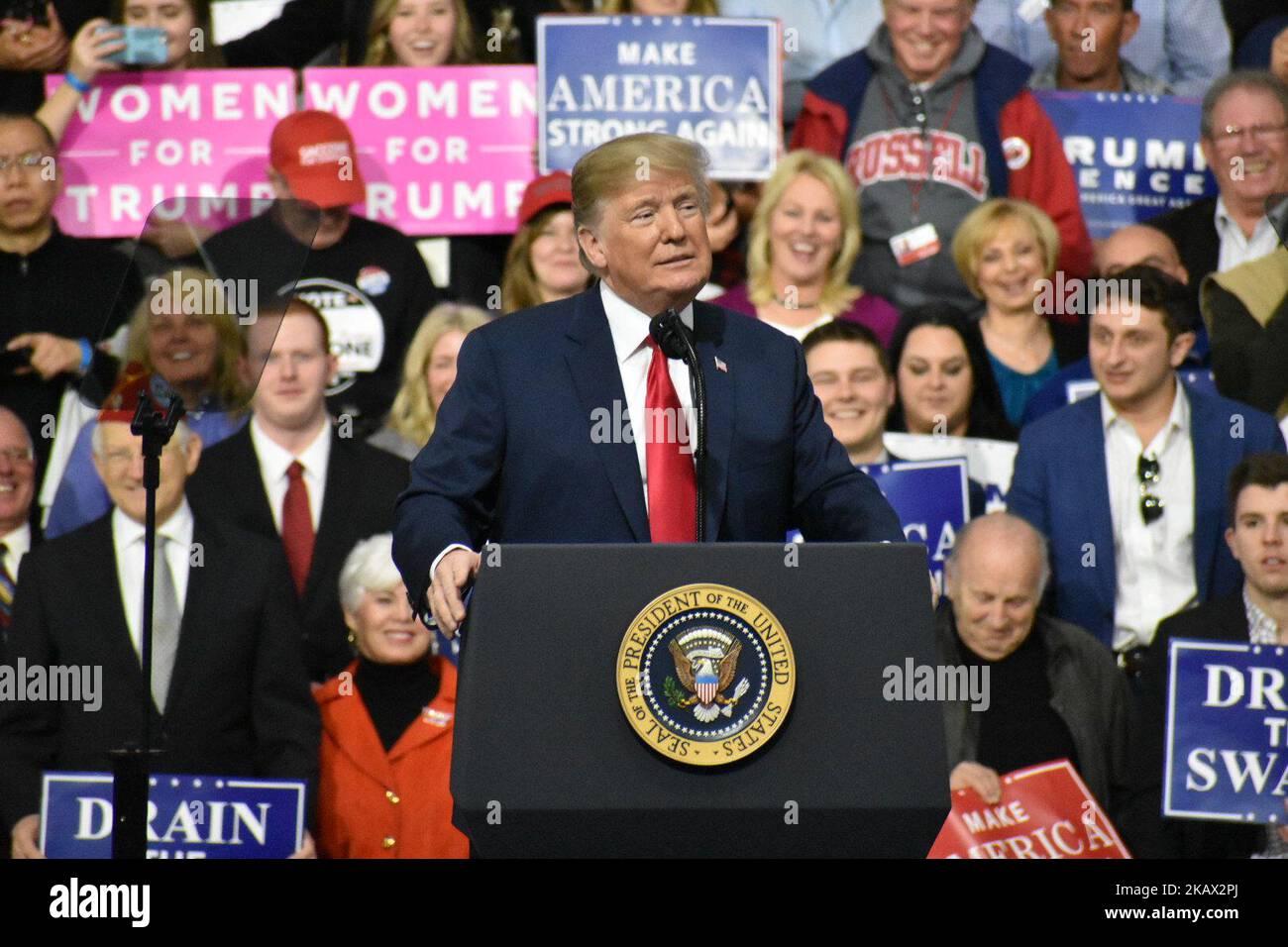 Präsident Donald J. Trump spricht bei einer „Make America Great Again“-Kundgebung bei Atlantic Aviation in Pittsburgh, Pennsylvania, am 10. März 2018 (Foto: Kyle Mazza/NurPhoto) Stockfoto