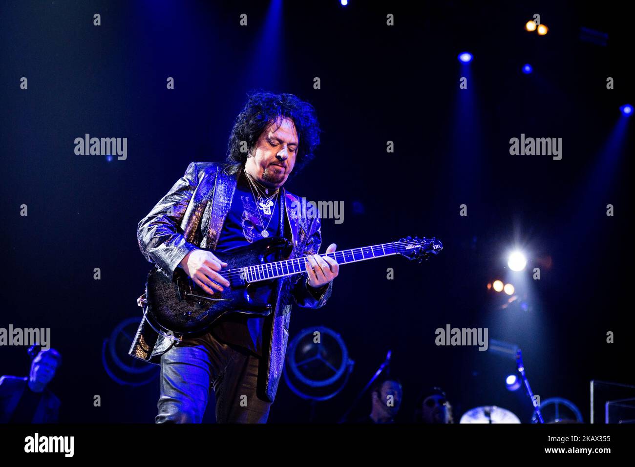 Steve Lukather von der amerikanischen Rockband Toto tritt live im Mediolanum Forum Assago Mailand Italien auf. (Foto von Roberto Finizio/NurPhoto) Stockfoto