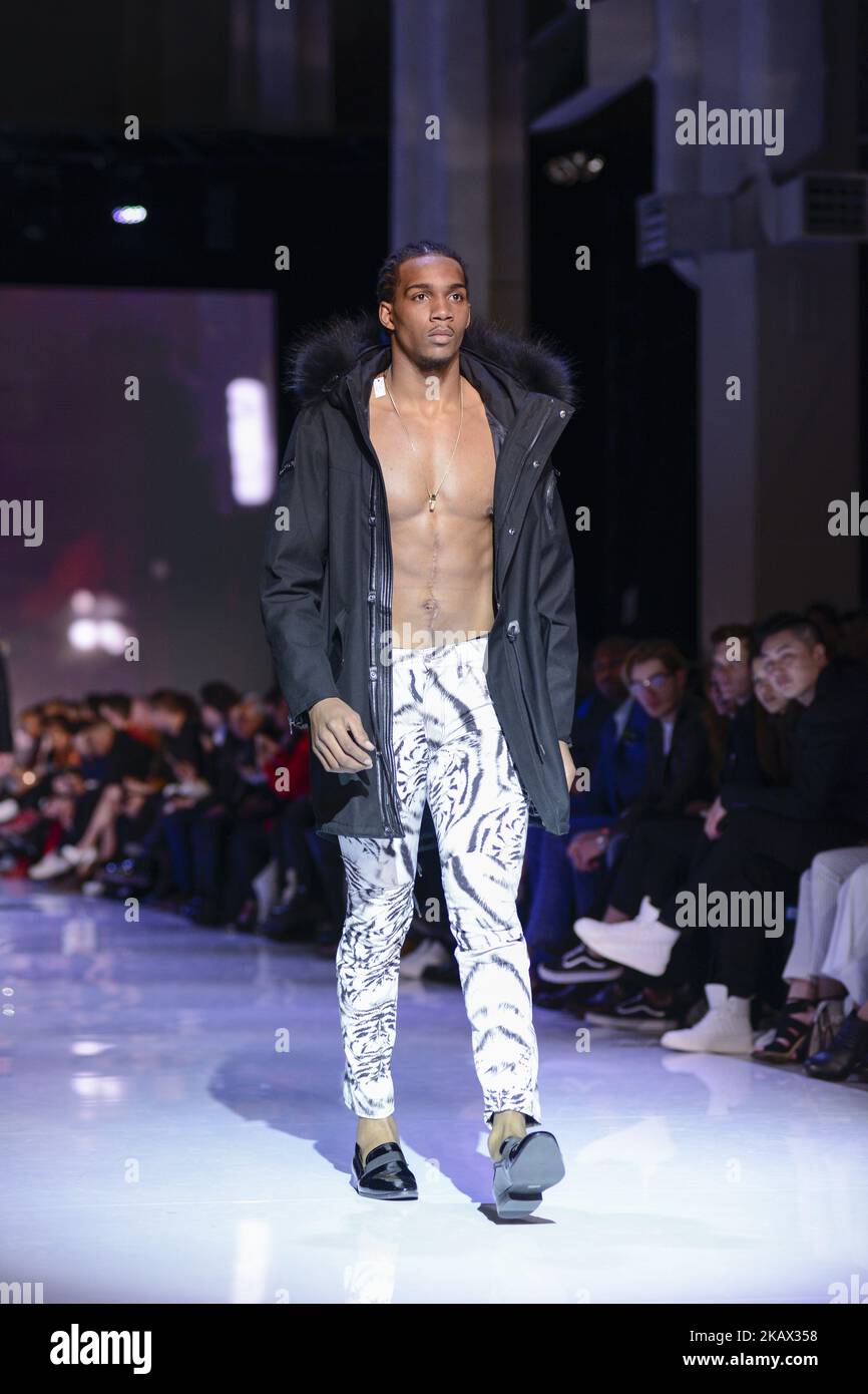 Ein Model, das am 10. März 2018 in Toronto, Kanada, auf dem Laufsteg für den Designer UNTERWEGS WAR, VERBRANNTE KALK am ersten Tag der Toronto Men's Fashion Week. (Foto von Arindam Shivaani/NurPhoto) Stockfoto