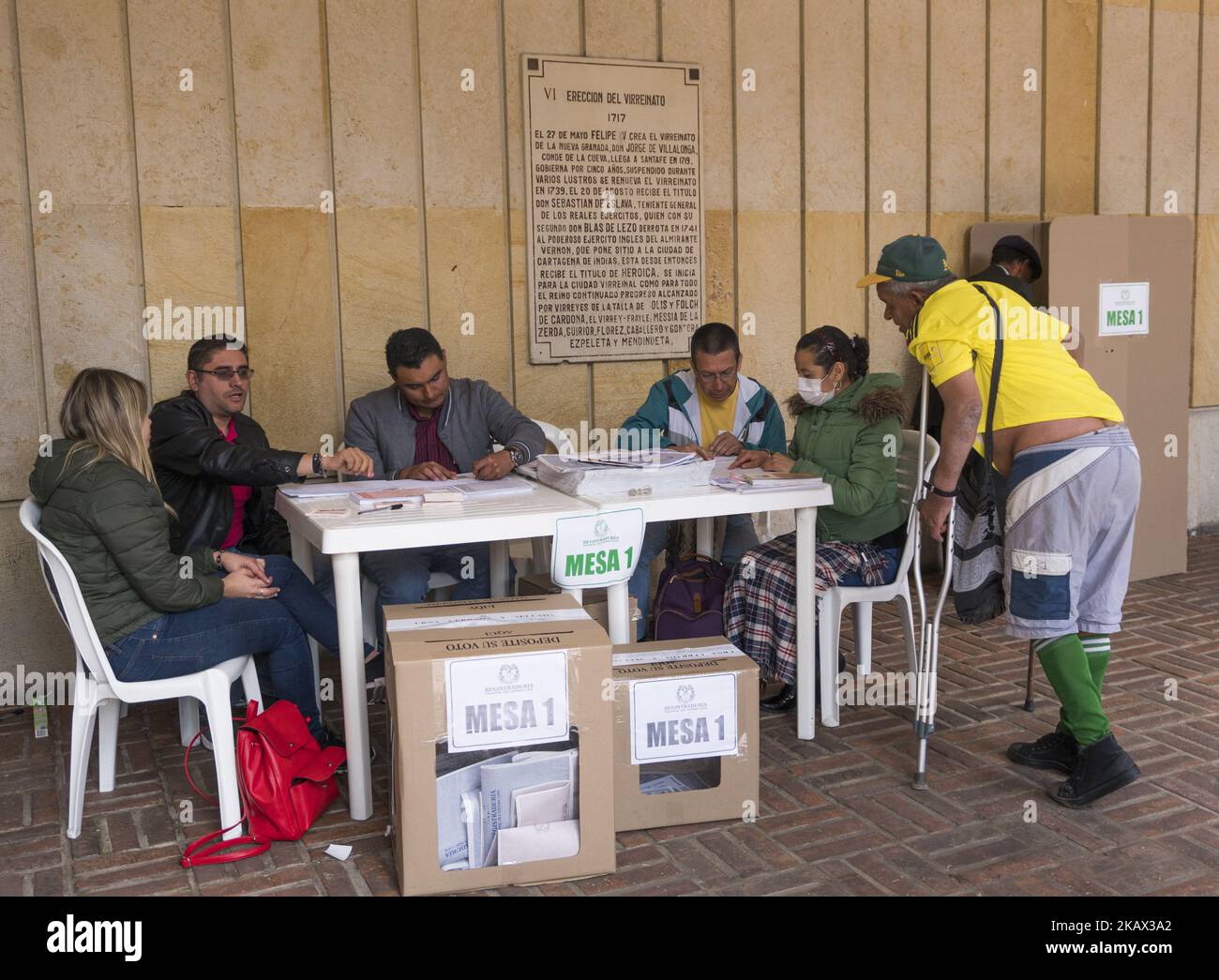 Ein Mann, der während der kolumbianischen Parlamentswahlen am 11. März 2018 beim Kongress von Kolumbien in Bogota, Kolumbien, Krücken-Stimmen in einem Wahllokal verwendet. (Foto von Daniel Garzon Herazo/NurPhoto) Stockfoto