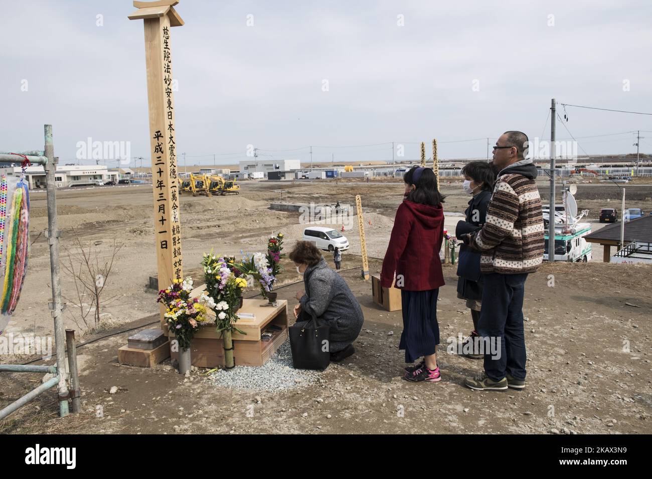 Am 11. März 2018 beten und stellen sich die Menschen in die Schlange, um Blumen vor dem Gedenkmonument für die Opfer des schweren Erdbebens und der Tsunami-Katastrophe in der Region Yuriage, Präfektur Miyagi, zu opfern. Sieben Jahre sind seit dem Erdbeben und der Tsunami-Katastrophe in Ostjapan am 11. März 2011 vergangen. Rund 73.000 Menschen müssen nach der Katastrophe, die durch ein massives Erdbeben am 11 2011. März ausgelöst wurde, noch nicht in ihre Heimatorte zurückkehren. (Foto von Yusuke Harada/NurPhoto) Stockfoto