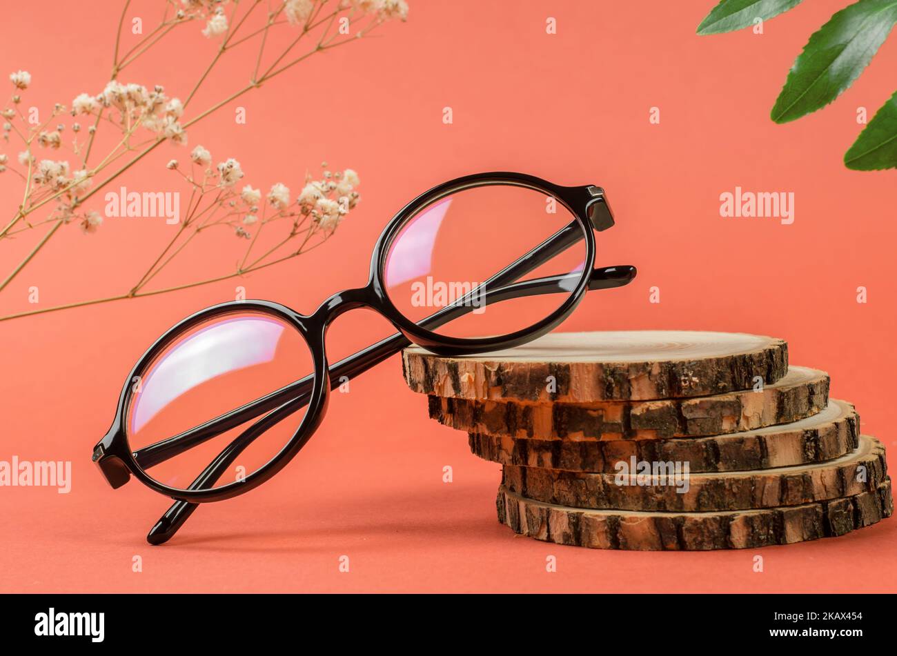 Elegante runde Gläser für die Sicht auf einem Holzpodium, Nahaufnahme Stockfoto