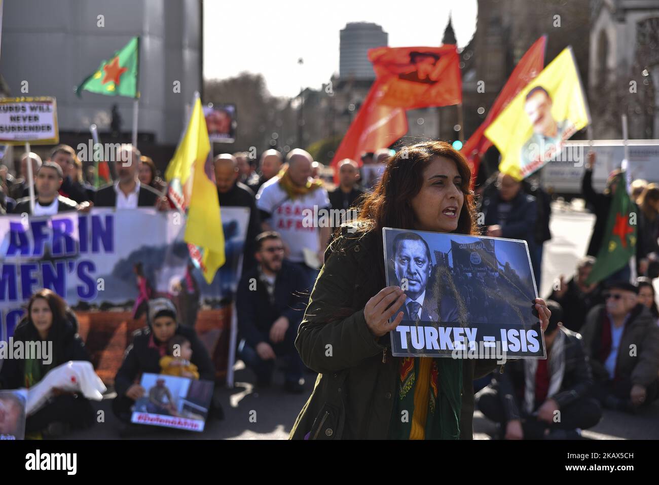 Demonstranten versammeln sich, um vor dem Londoner Parlamentsgebäude am 14. März 2018 gegen die anhaltenden Angriffe auf die kurdische Stadt Afrin im Norden Syriens zu protestieren. Die Militäroffensive der Türkei gegen die von den Kurden gehaltene Region Afrin im Norden Syriens bringt weiterhin zivile Opfer. (Foto von Alberto Pezzali/NurPhoto) Stockfoto