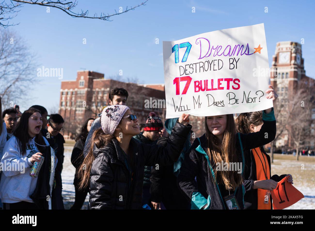 Studenten der Lane Technical High School in Chicago nehmen am 14. März 2018 an einem Streikzug Teil, um gegen Schusswechsel und Waffengewalt Stellung zu beziehen. Studenten in den USA nahmen einen Monat nach den Schüssen in Parkland, Florida, an dieser 17-minütigen Demonstration Teil. (Foto von Max Herman/NurPhoto) Stockfoto