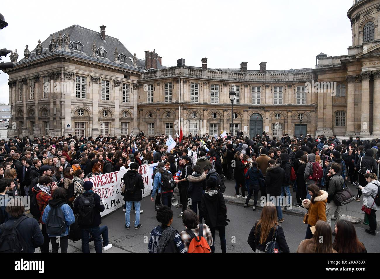 Hundert Schüler und Gymnasiasten marschieren am 15. März 2018 in Paris gegen das vorgeschlagene Visalgesetz. (Foto von Julien Mattia/NurPhoto) Stockfoto