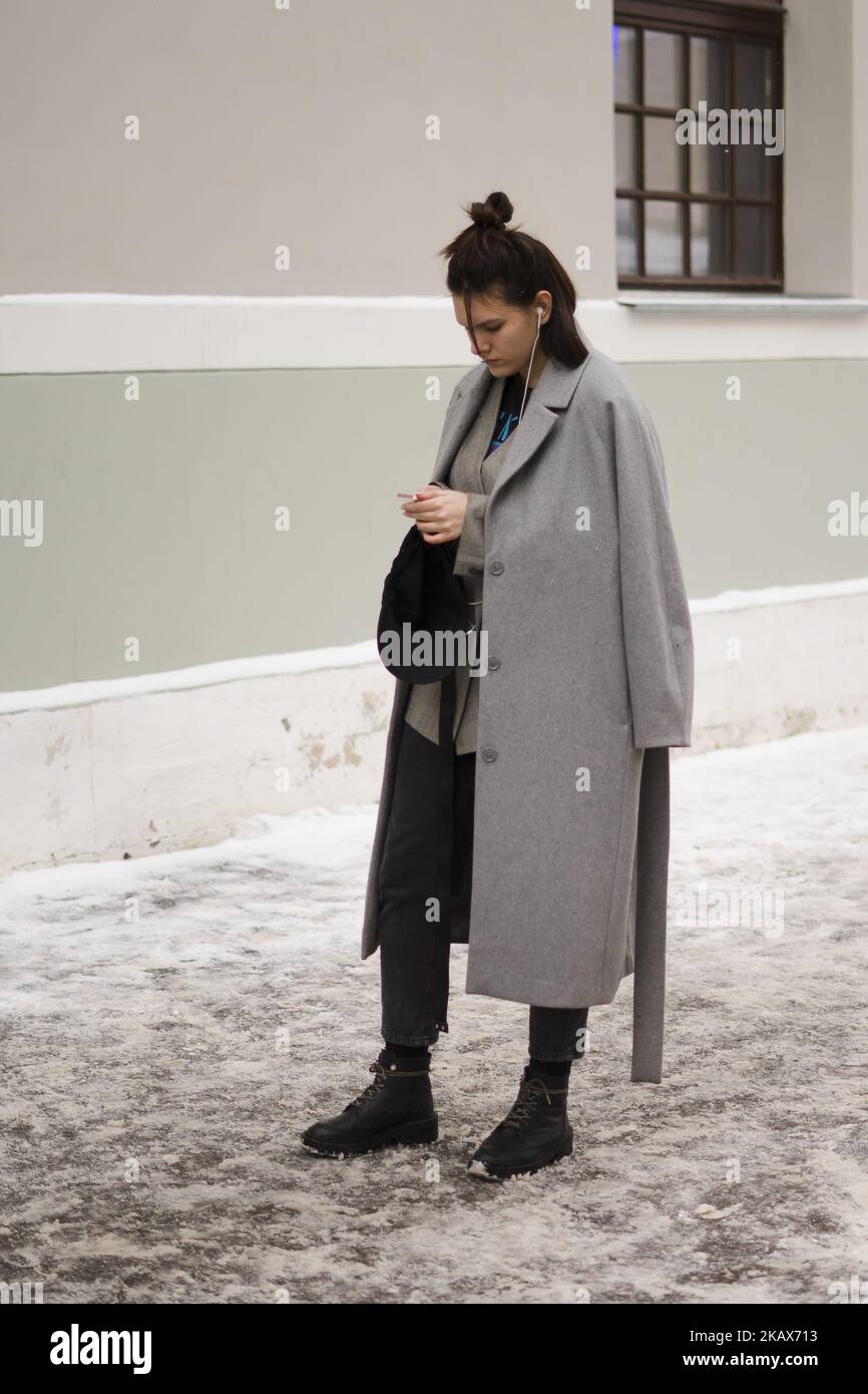 Ein Gast ist während der Mercedes Benz Fashion Week Russia Herbst/Winter 2018 -2019 Tag sechs am 15. März 2018 in Moskau, Russland, auf der Straße zu sehen. (Foto von Nataliya Petrova/NurPhoto) Stockfoto