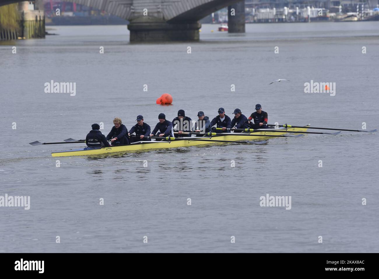 Die Frauen- und Männerteams von Oxford und Cambridge werden am 19. März 2018 während einer Trainingseinheit in der Gegend von Putney, London, Großbritannien, gesehen. Bei den Boat Races wird der Oxford University Rowing Club gegen den Cambridge University Rowing Club antreten, sowohl bei Männern als auch bei Frauen, bis zur Ziellinie in Mortlake im Südwesten Londons. (Foto von Alberto Pezzali/NurPhoto) Stockfoto