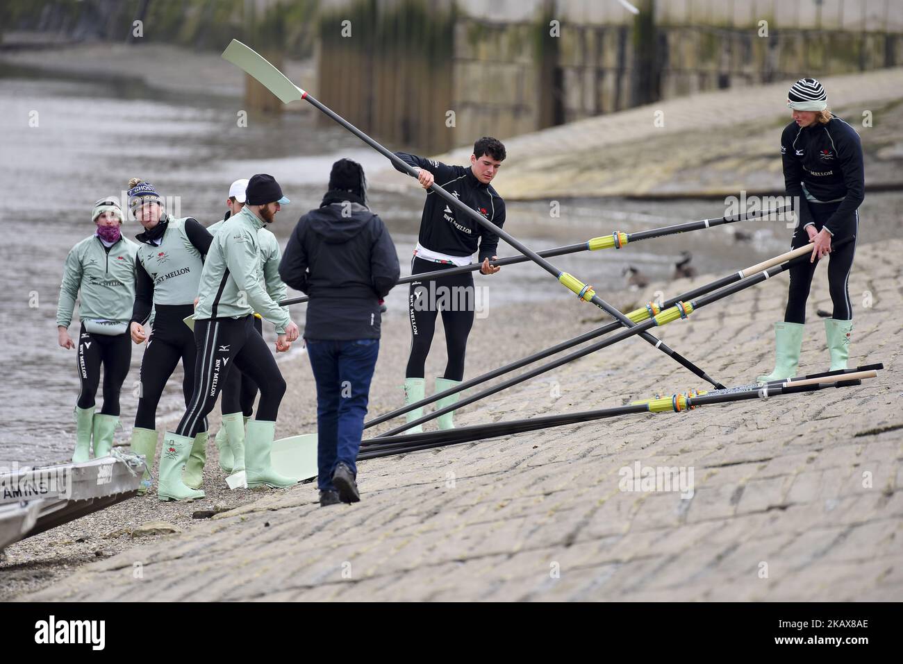 Die Frauen- und Männerteams von Oxford und Cambridge werden am 19. März 2018 während einer Trainingseinheit in der Gegend von Putney, London, Großbritannien, gesehen. Bei den Boat Races wird der Oxford University Rowing Club gegen den Cambridge University Rowing Club antreten, sowohl bei Männern als auch bei Frauen, bis zur Ziellinie in Mortlake im Südwesten Londons. (Foto von Alberto Pezzali/NurPhoto) Stockfoto