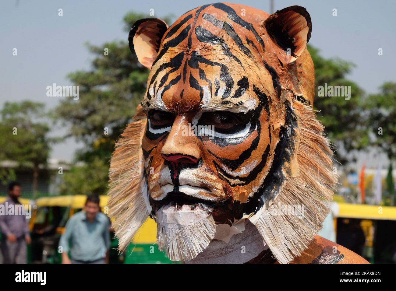 Menschen für die ethische Behandlung von Tieren (PETA), die als Tiger gemalt sind, stehen für die Förderung des veganen Essens vor dem Internationalen Tag der Wälder in Neu Delhi am 20. März 2018. Aktivisten der PETA India versammelten sich, um die Menschen darauf aufmerksam zu machen, dass der Verzehr von Fleisch zum Artensterben beiträgt, und um die Menschen dazu zu drängen, sich vegan für den Umweltschutz zu verhalten. (Foto von Sahiba Chawdhary/NurPhoto) Stockfoto