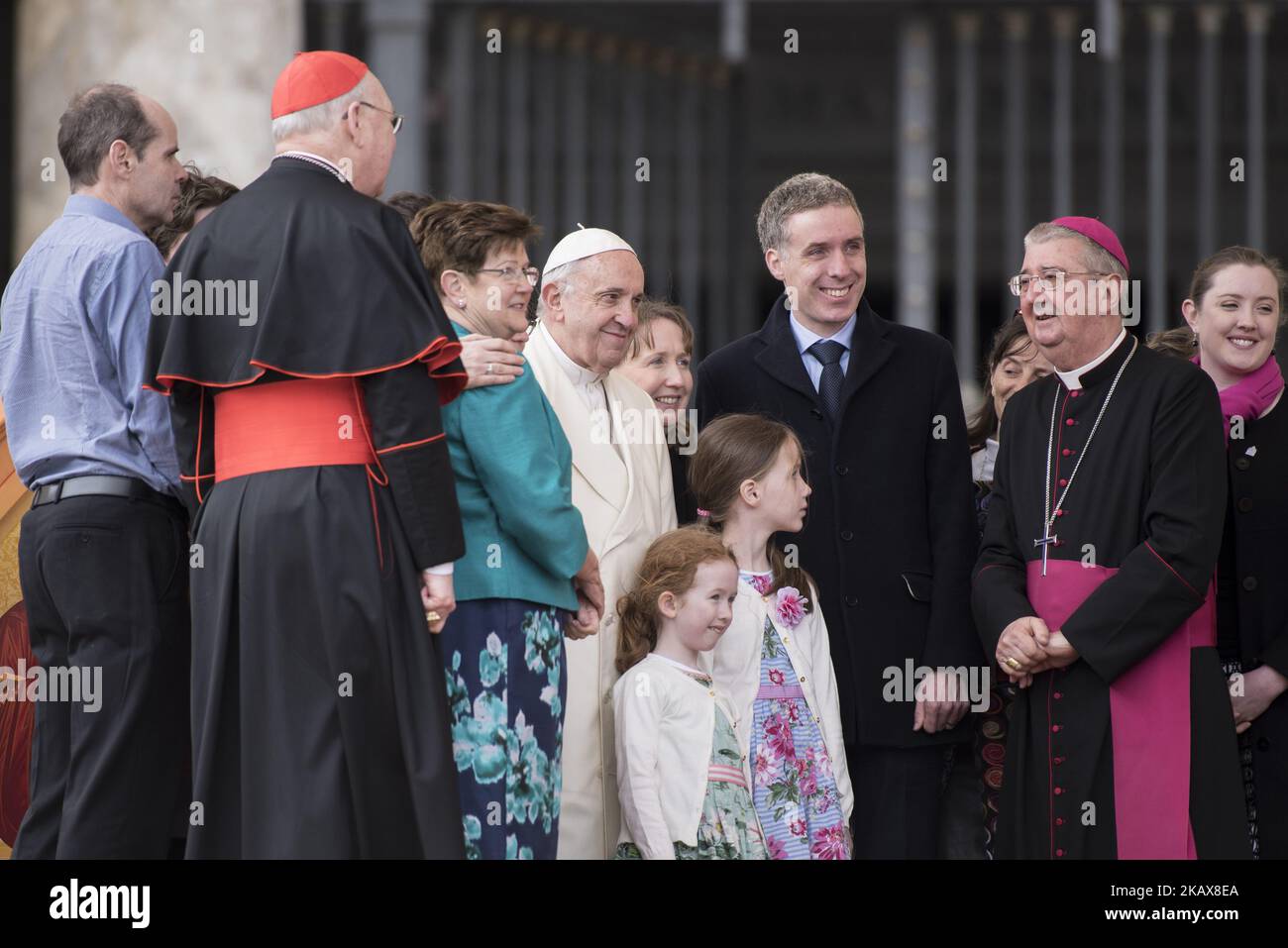 Papst Franziskus posiert für ein Foto mit Kardinal Kevin Farrel, dem zweiten von links, dem Dubliner Erzbischof Diarmuid Martin, rechts, und einer Gruppe von Familien aus Irland am Ende seiner wöchentlichen Generalaudienz, am Mittwoch, den 21. März 2018, im Vatikan. (Foto von Massimo Valicchia/NurPhoto) Stockfoto