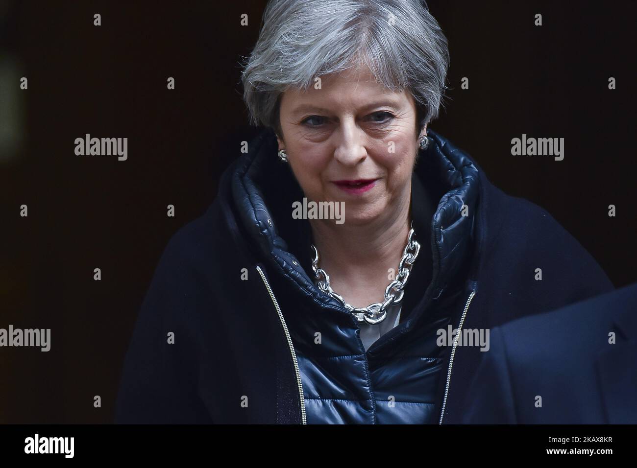 Premierministerin Theresa May verlässt die Downing Street auf dem Weg zum Parlament, um an der Fragestunde des Premierministers in London am 21. März 2018 teilzunehmen. (Foto von Alberto Pezzali/NurPhoto) Stockfoto