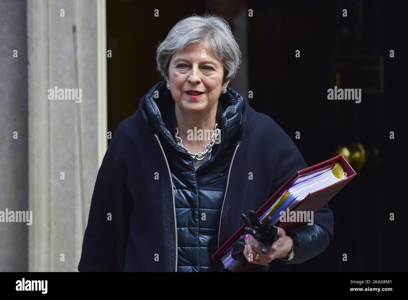 Premierministerin Theresa May verlässt die Downing Street auf dem Weg zum Parlament, um an der Fragestunde des Premierministers in London am 21. März 2018 teilzunehmen. (Foto von Alberto Pezzali/NurPhoto) Stockfoto