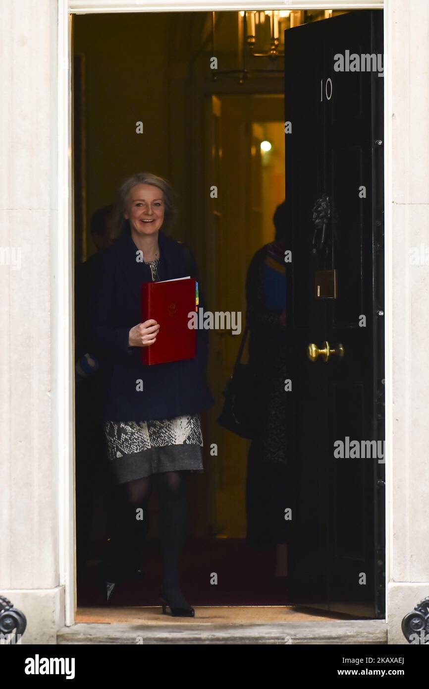 Die britische Chefministerin Liz Truss verlässt die Downing Street 10, nachdem sie am 27. März 2018 an der wöchentlichen Kabinettssitzung in London teilgenommen hatte. Premierministerin Theresa May steht vor einer weiteren Brexit-Hürde, nachdem die oppositionelle Labour Party ihr Drängen auf eine rechtliche Verpflichtung angekündigt hat, eine harte Grenze zu Irland zu vermeiden, nachdem Großbritannien die Europäische Union verlassen hat. Der beratende Ausschuss für Migration (MAC) sagte, dass Unternehmen über ihre Fähigkeit besorgt sind, Arbeitnehmer aus der EU zu rekrutieren, nachdem Großbritannien die EU verlassen hat. Britische Arbeitgeber sehen EU-Arbeitnehmer außerdem als „zuverlässiger“ und eifriger als ihre britische Gegenseite Stockfoto