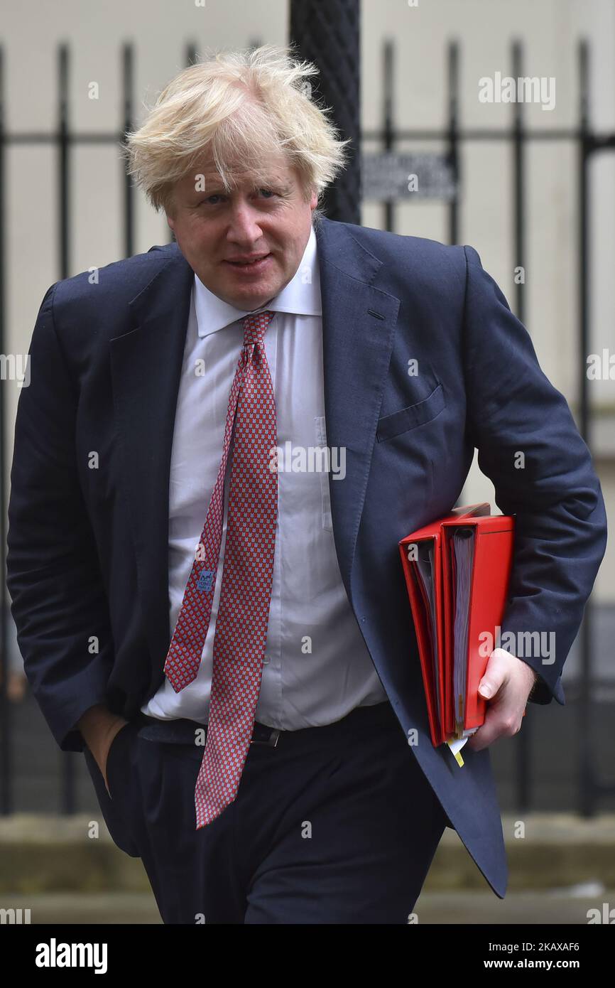 Der britische Außenminister Boris Johnson verlässt die Downing Street 10, nachdem er am 27. März 2018 an der wöchentlichen Kabinettssitzung in London teilgenommen hatte. Premierministerin Theresa May steht vor einer weiteren Brexit-Hürde, nachdem die oppositionelle Labour Party ihr Drängen auf eine rechtliche Verpflichtung angekündigt hat, eine harte Grenze zu Irland zu vermeiden, nachdem Großbritannien die Europäische Union verlassen hat. Der beratende Ausschuss für Migration (MAC) sagte, dass Unternehmen über ihre Fähigkeit besorgt sind, Arbeitnehmer aus der EU zu rekrutieren, nachdem Großbritannien die EU verlassen hat. Britische Arbeitgeber sehen EU-Arbeitnehmer außerdem als „zuverlässiger“ und eifriger als ihre britischen Kollegen, die RE Stockfoto