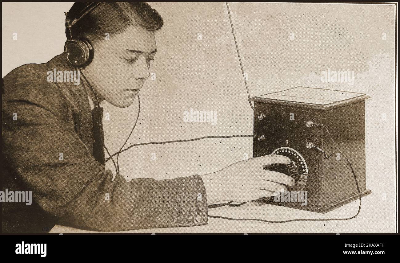 Ein Bild aus dem Jahr 1930 von einem Schuljungen, der einen Satz aus zwei Kristallen betreibt.j Stockfoto