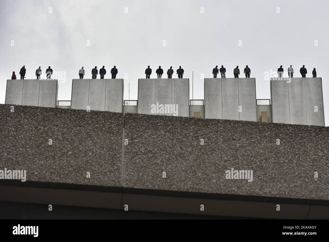 Lebensgroße Skulpturen von 84 Männern sind abgebildet, wie sie am 27. März 2018 auf dem Dach des ITV Television Centre in London aufgestellt wurden. Die 84 Skulpturen des Bildhauers Mark Jenkins auf einem zentralen Londoner Gebäude stellen die Anzahl der Männer dar, die sich jede Woche das Leben nehmen. (Foto von Alberto Pezzali/NurPhoto) Stockfoto