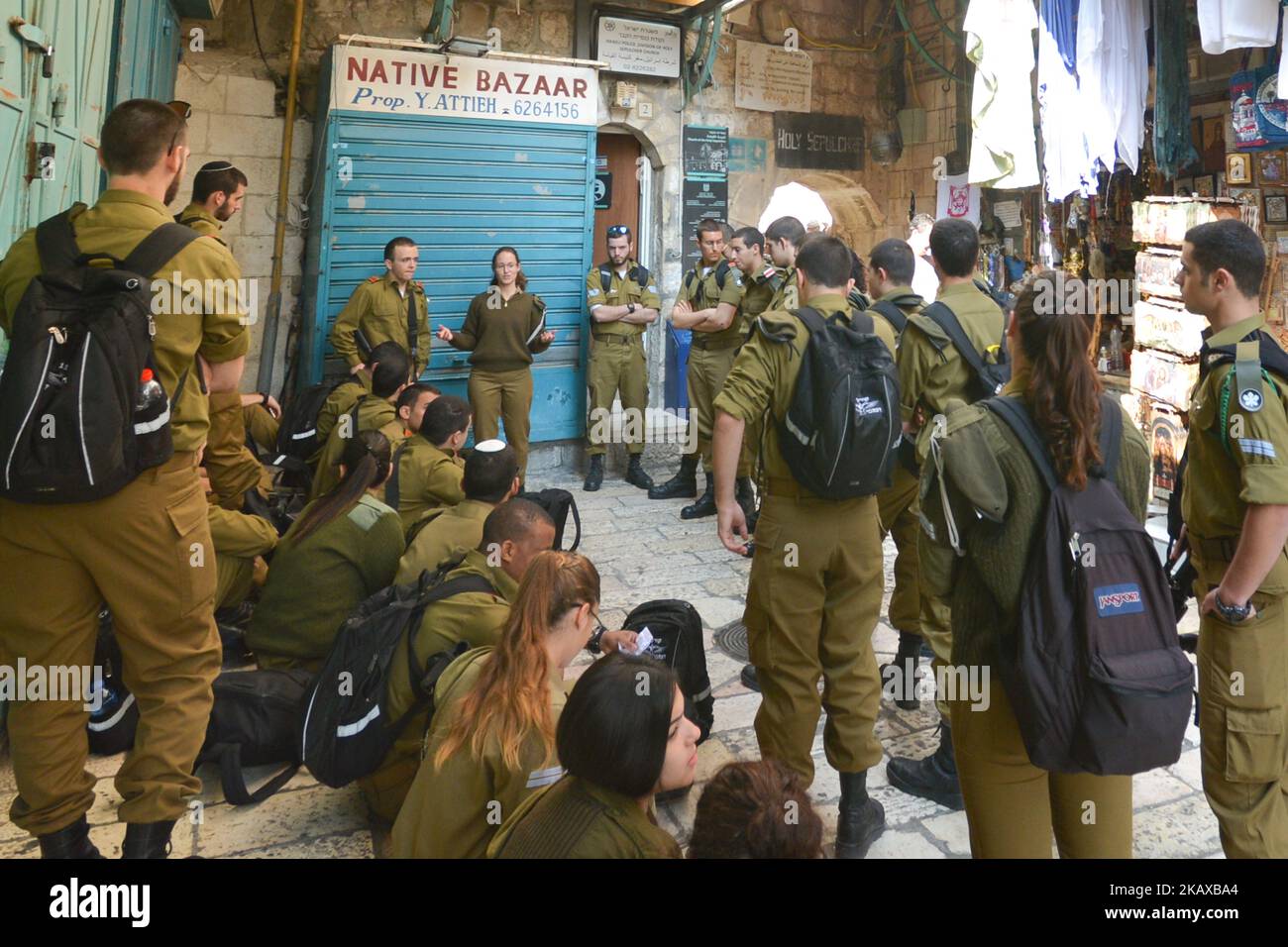 Junge israelische Soldaten vor dem Eingangstor zur Grabeskirche in der Altstadt von Jerusalem. Mittwoch, 14. März 2018, in Jerusalem, Israel. (Foto von Artur Widak/NurPhoto) Stockfoto