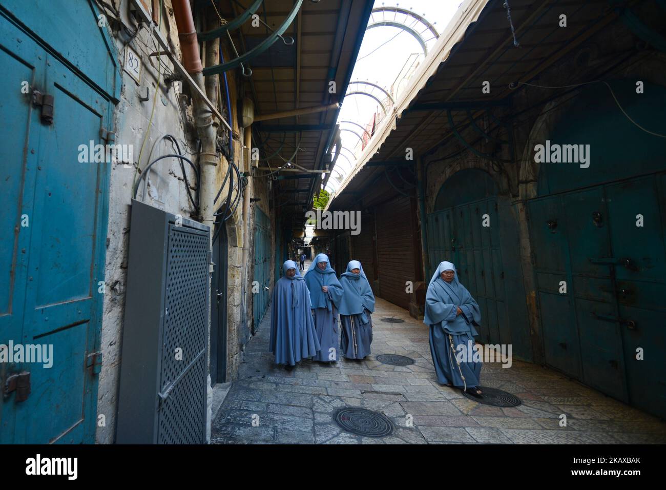 Nonnen auf dem Weg zur Grabeskirche in der Altstadt von Jerusalem. Mittwoch, 14. März 2018, in Jerusalem, Israel. (Foto von Artur Widak/NurPhoto) Stockfoto