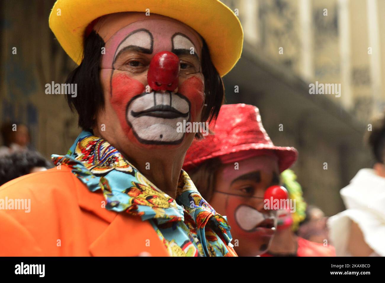 Künstler nehmen an einer Parade im Rahmen der Feier des Nationalen Circus Day im Zentrum von Sao Paulo, Brasilien, am 29. März 2018 Teil. Laut lokalen Presseberichten feierte das Center for Memory of the Circus (CMC) in Sao Paulo den Nationalen Circus-Tag und würdigte Piolim, eine der Säulen der Zirkuskunst in Brasilien. (Foto von Cris FAGA/NurPhoto) Stockfoto