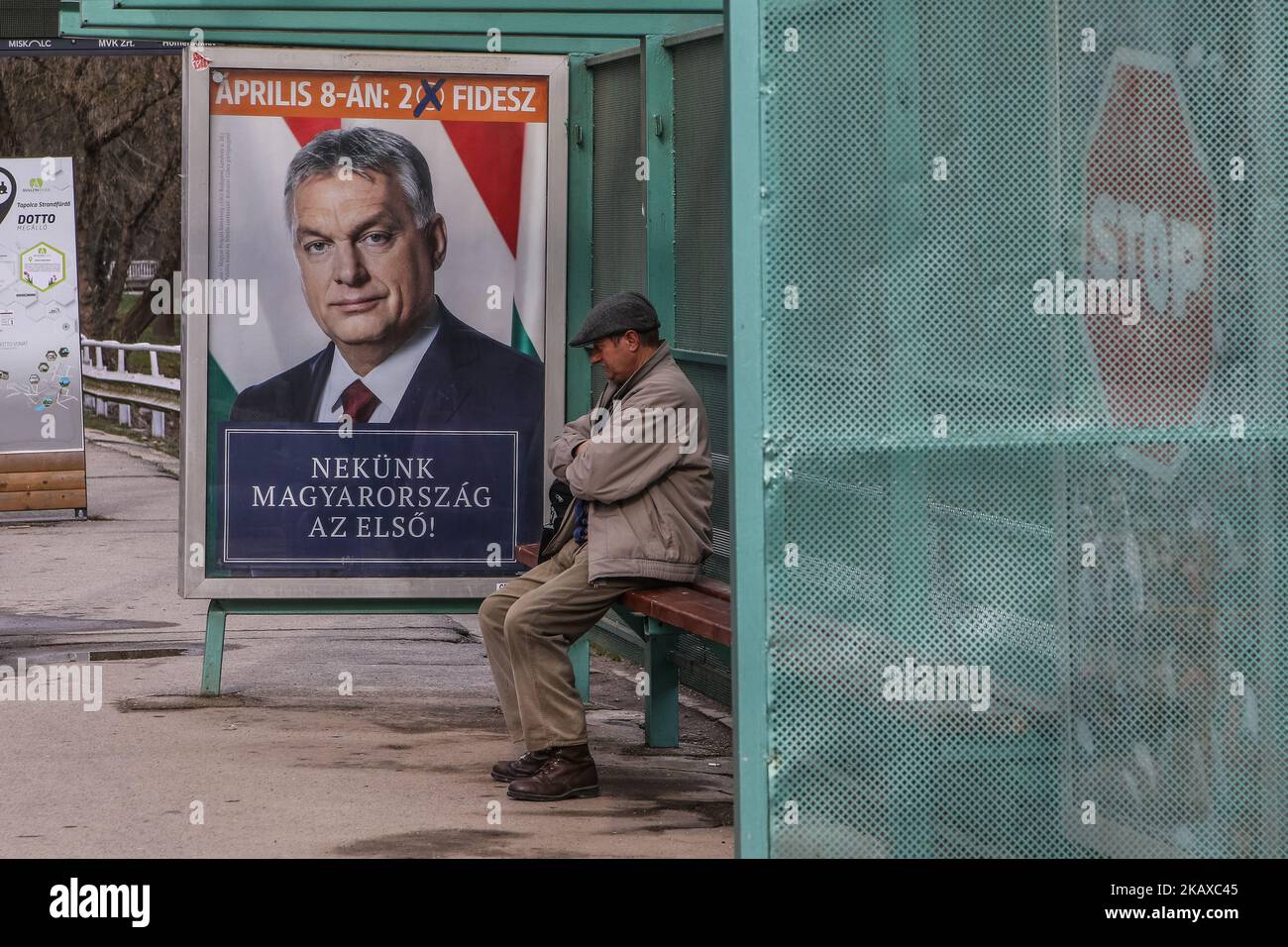 Plakat für Wahlkampfkampagnen von Victor Orban, dem ungarischen Premierminister und Fidesz-Parteivorsitzenden, wird am 30. März 2018 in Miskolc, Ungarn, gesehen.die ungarischen Parlamentswahlen werden am 8. April 2018 stattfinden (Foto: Michal Fludra/NurPhoto) Stockfoto