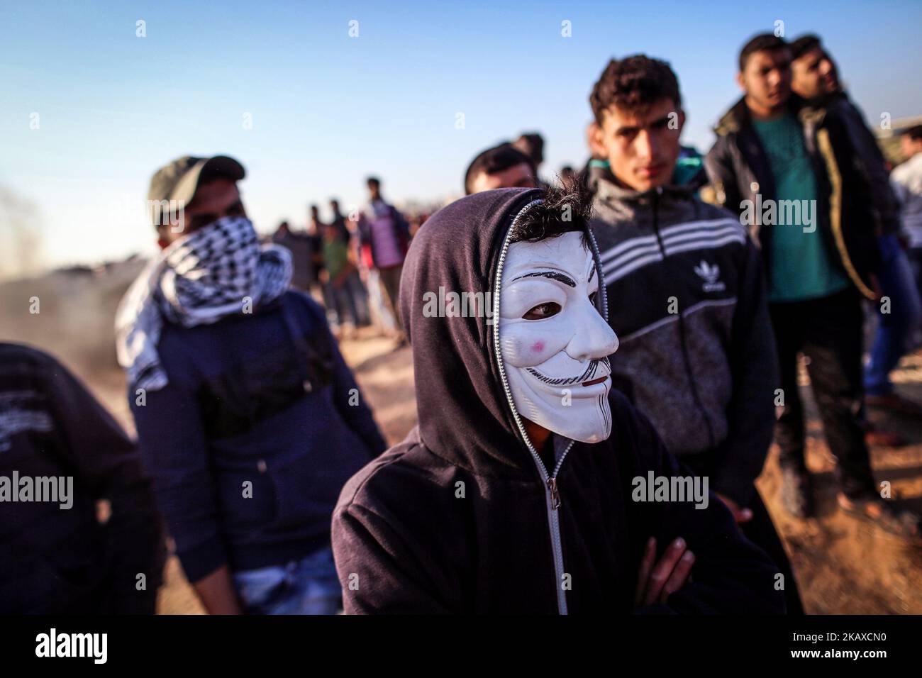 Palästinensische Demonstranten treffen auf israelische Sicherheitskräfte während einer Demonstration nahe der Grenze zu Israel, Gaza Stri, am 31. März 2018. Der UN-Sicherheitsrat hörte während der Dringlichkeitsgespräche am Freitag Befürchtungen über eine weitere Eskalation der israelisch-palästinensischen Gewalt im Gazastreifen, obwohl er sich nicht auf eine gemeinsame Erklärung zu tödlichen Zusammenstößen geeinigt hatte. (Foto von Momen Faiz/NurPhoto) Stockfoto