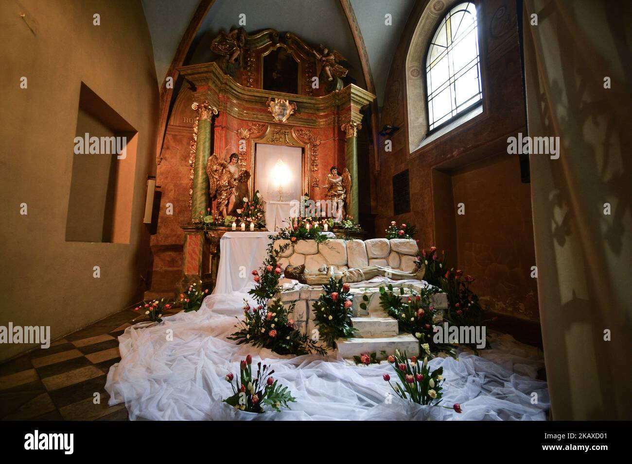 Das Grab Christi in der Kirche des Evangelisten Markus in Krakau am Karfreitag wurden, wie jedes Jahr, die Gräber des Herrn in allen Kirchen enthüllt. Eine Tradition des Karsamstags in Krakau ist der Besuch von sieben Grabstätten des Herrn - in Erinnerung an die sieben Worte, die Christus am Kreuz gesagt hat. Am Samstag, den 31. März 2018, in Krakau, Polen. (Foto von Artur Widak/NurPhoto) Stockfoto