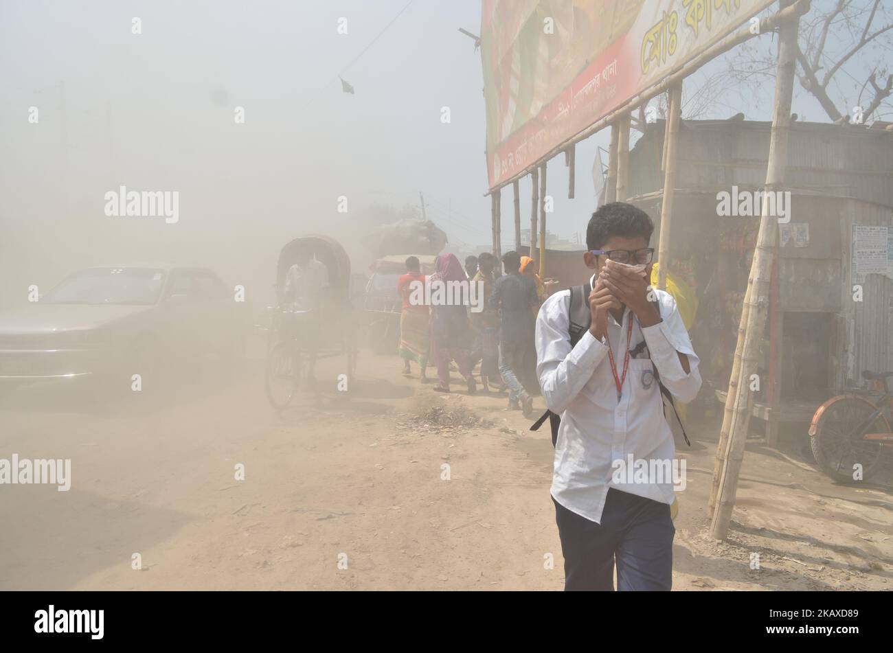 Die Staubverschmutzung erreicht in Dhaka ein alarmierendes Stadium, und aufgrund der schlechten Luftqualität treten jedes Jahr viele Todesfälle sowie mehrere Millionen Krankheitsfälle auf, Dhaka, Bangladesch, 2. April 2018. Staub, der von Fahrzeugen auf Straßen aufgewirbelt wird, kann 33 % der Luftverschmutzung ausmachen. Straßenstaub besteht aus Ablagerungen von Abgasen und Industrieabgasen von Fahrzeugen, Partikeln aus Verschleiß von Reifen und Bremsen, Staub von asphaltierten Straßen oder Schlaglöchern und Staub von Baustellen. Straßenstaub ist eine bedeutende Quelle, die zur Entstehung und Freisetzung von Feinstaub in die Atmosphäre beiträgt. Die Kontrolle von Straßenstaub ist ein si Stockfoto