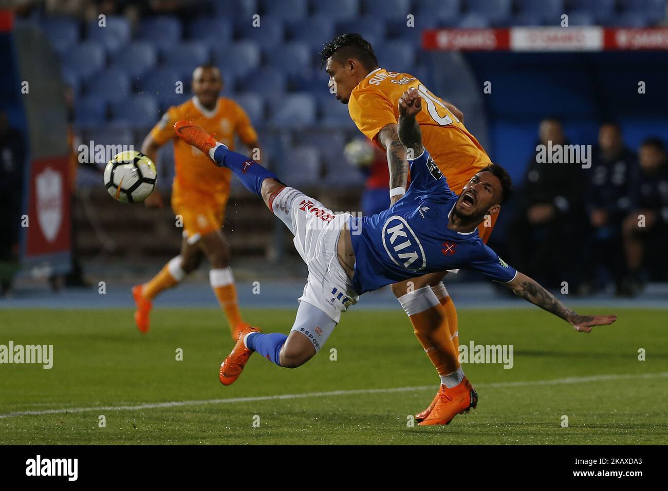 CF OS Belenenses vor Diogo Viana aus Portugal (F) und FC Porto vor Francisco Soares aus Brasilien (B) während des Premier League 2017/18-Spiels zwischen CF OS Belenenses gegen FC Porto am 2. April 2018 im Estadio do Restelo-Stadion in Lissabon, Portugal. (Foto von Bruno Barros / DPI / NurPhoto) Stockfoto