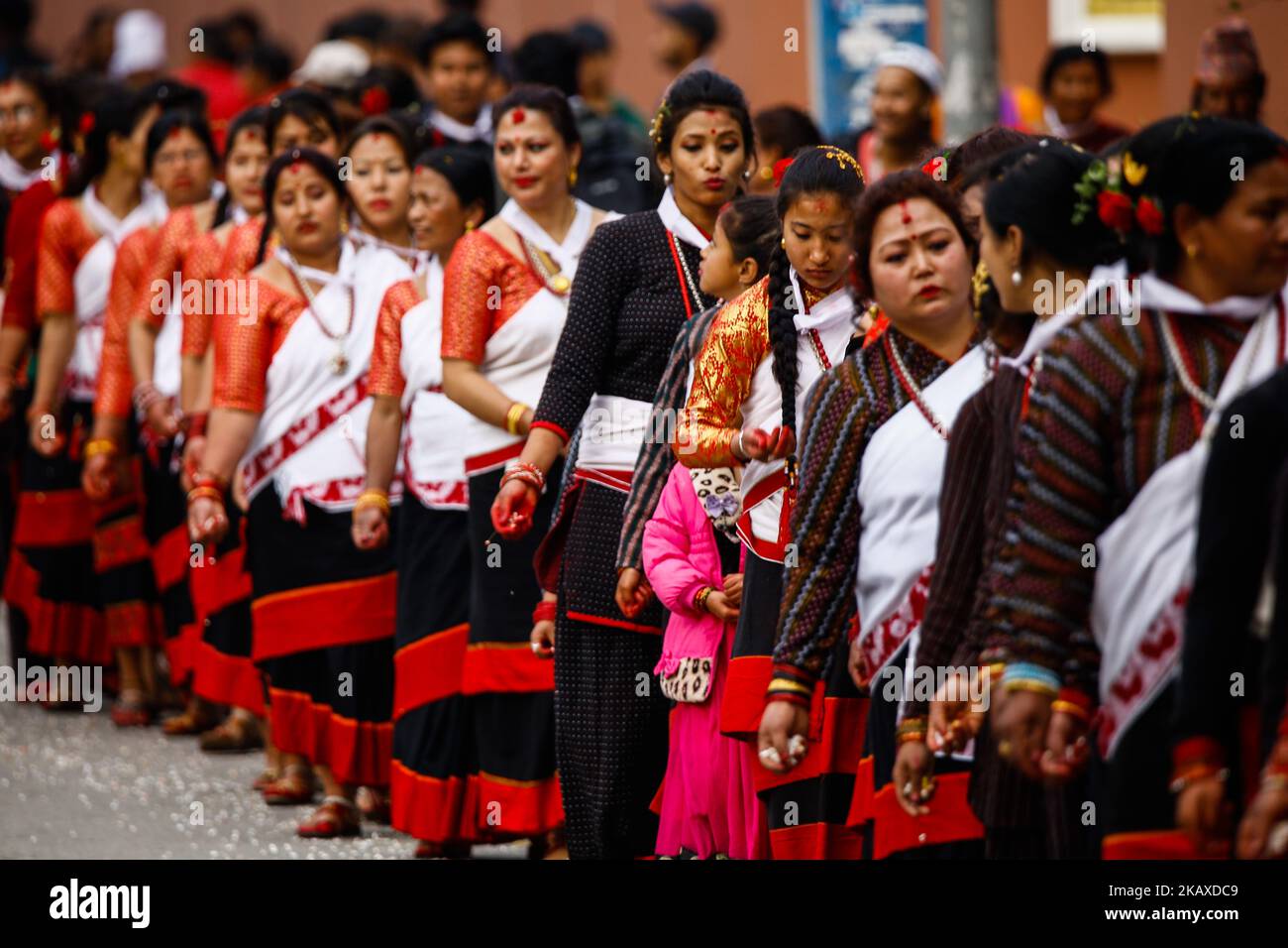 Nepalesische Frauen in traditioneller Kleidung nehmen an der religiösen Prozession während des Lava-jatra-Festivals in Hadigaun in Kathmandu, Nepal, am 3. April 2018 Teil. Es wird angenommen, dass die Göttin, indem sie während des Hadigaun Jatra die Göttin schnell nimmt und anbetet, ihnen den Wohlstand ihrer Familie und unverheirateten Mädchen, die während des Jatra Eid ablegen, ihre Prinzen des Traums als ihre Ehemänner beschert. (Foto von Sunil Pradhan/NurPhoto) Stockfoto