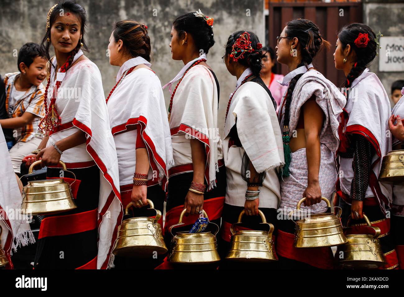 Nepalesische Frauen in traditioneller Kleidung nehmen an der religiösen Prozession während des Lava-jatra-Festivals in Hadigaun in Kathmandu, Nepal, am 3. April 2018 Teil. Es wird angenommen, dass die Göttin, indem sie während des Hadigaun Jatra die Göttin schnell nimmt und anbetet, ihnen den Wohlstand ihrer Familie und unverheirateten Mädchen, die während des Jatra Eid ablegen, ihre Prinzen des Traums als ihre Ehemänner beschert. (Foto von Sunil Pradhan/NurPhoto) Stockfoto