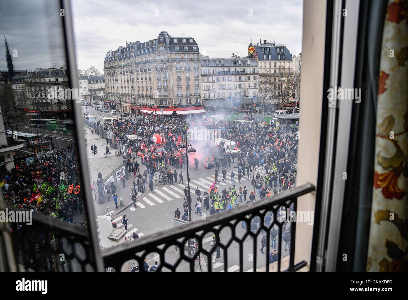 Am 3. April 2018 werden Transparente und Flaggen hochgehalten, als Eisenbahner auf die Straßen von Paris gehen, um am ersten Tag des SNCF-Streiks zu protestieren. Die Arbeiter sind gegen den Vorschlag des französischen Präsidenten Emmanuel Macron, das staatliche Eisenbahnunternehmen zu privatisieren, und stehen an der Spitze, der bislang größten Kraftprobe zwischen Macron und der französischen Arbeiterklasse. (Foto von Julien Mattia/NurPhoto) Stockfoto