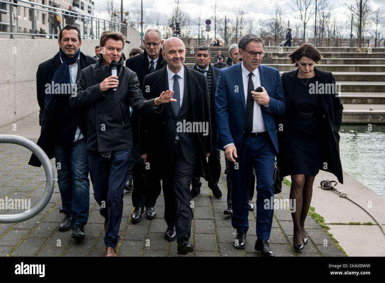 Pierre Moscovici, EU-Kommissar für Wirtschafts- und Finanzangelegenheiten, Steuern und Zollunion, besucht am 5. April 2018 den Confluence-Bezirk in Lyon, Frankreich. Die Renovierung des Bezirks ist Teil des Projekts Smarter Together, das durch das europäische Programm H2020: Partnerschaft mit München, Wien Sofia, Venedig und Santiago de Compostela für Experimentierlösungen auf Nachbarschaftsebene für Projekte zu Co-Creation-Dienstleistungen, Ökosanierung und Wärmenetzen, E-Mobilität, Datenmanagement und Bürgerengagement finanziert wird. (Foto von Nicolas Liponne/NurPhoto) Stockfoto